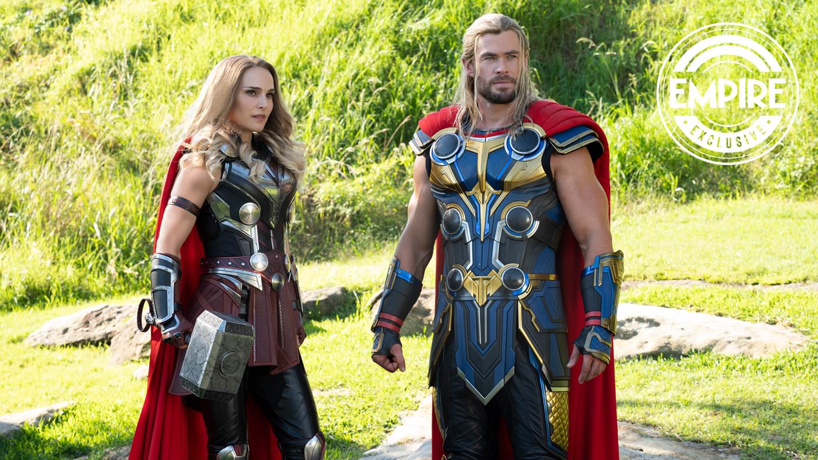 ثور و جین فاستر ملقب به مایتی ثور در کنار یکدیگر در فیلم Thor: Love and Thunder