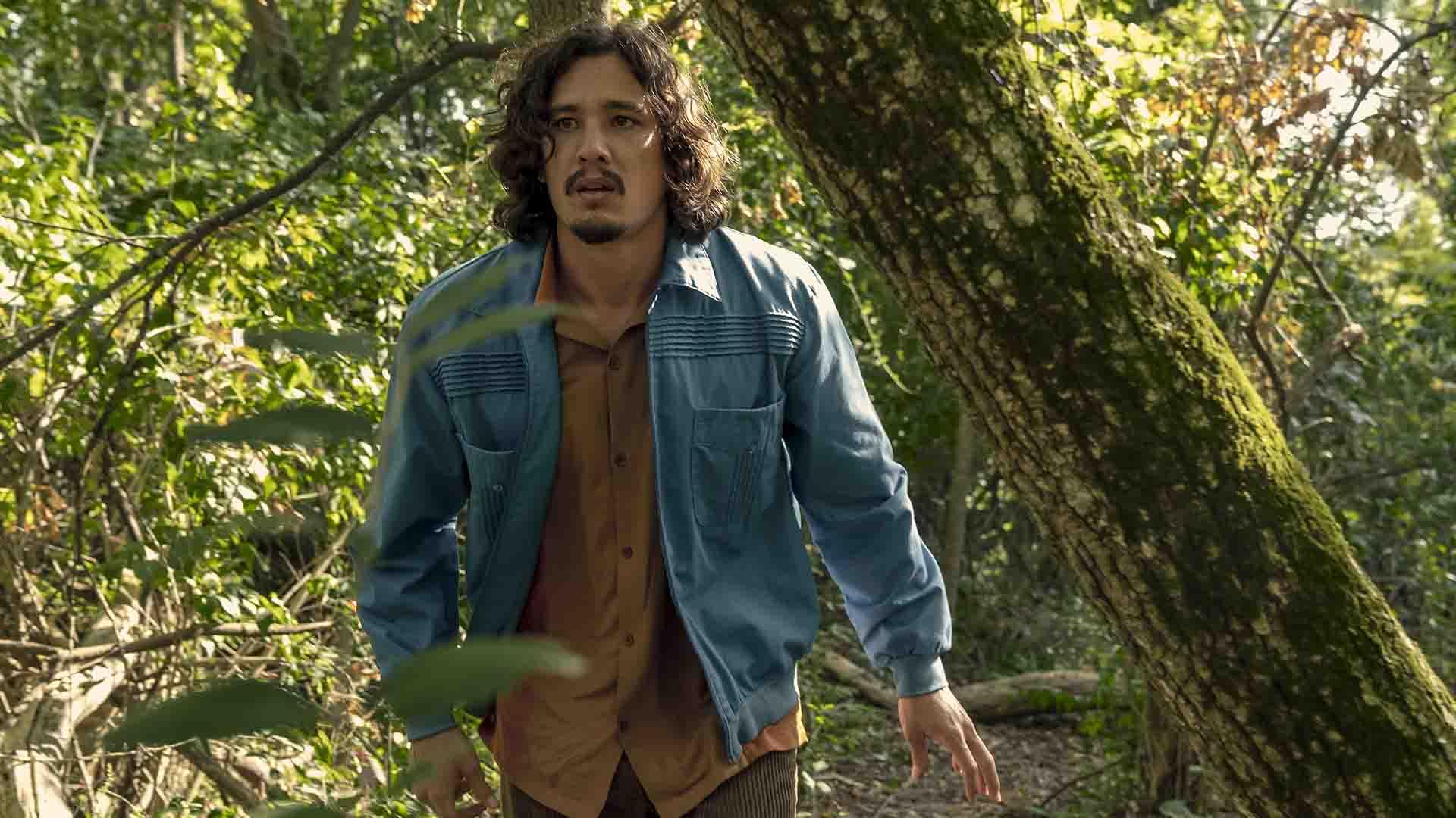 چای هانسن در سریال Night Sky در جنگل راه می‌رود