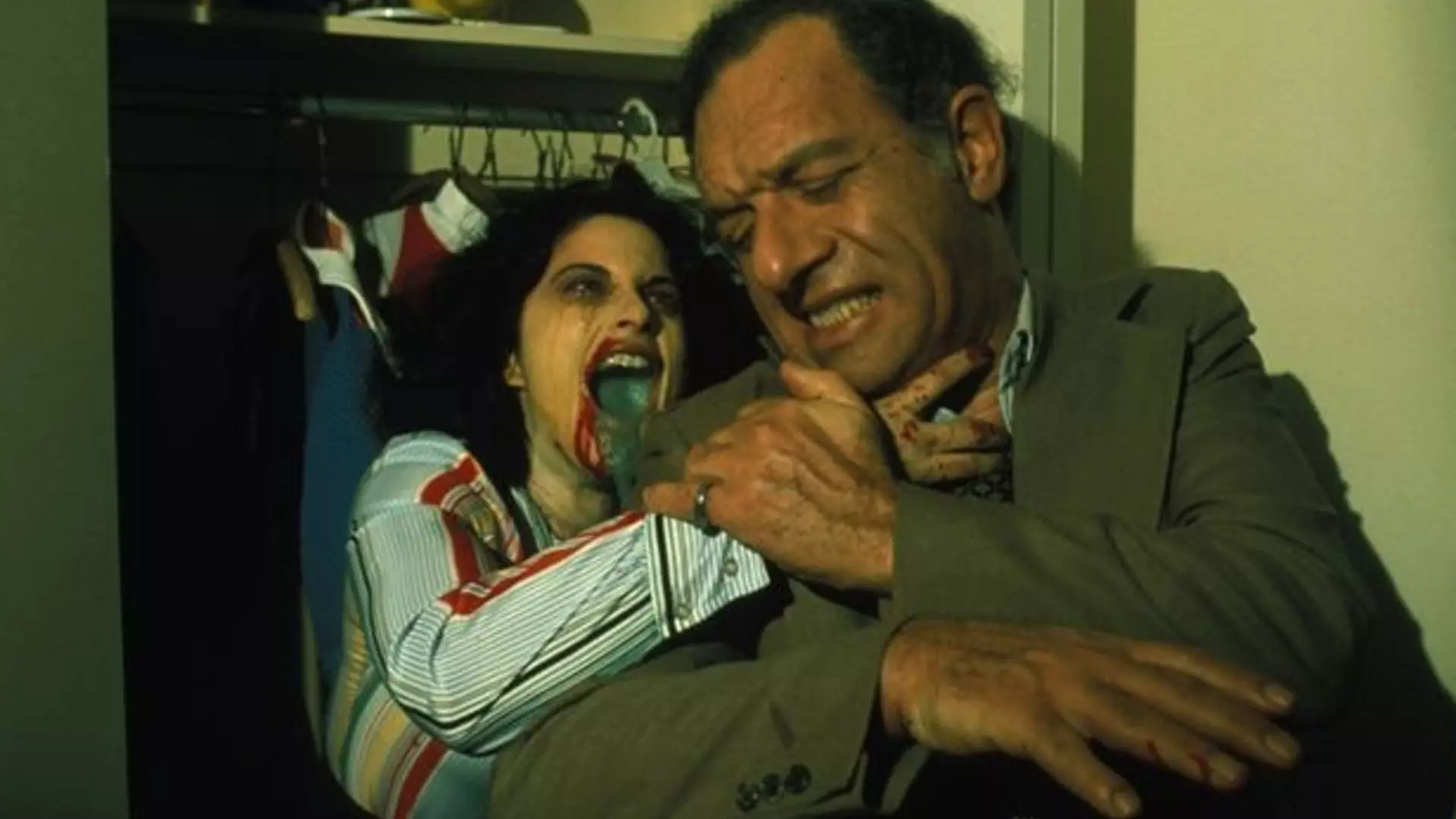 یک زامبی زن در حال حمله کردن به انسان مرد در فیلم Rabid