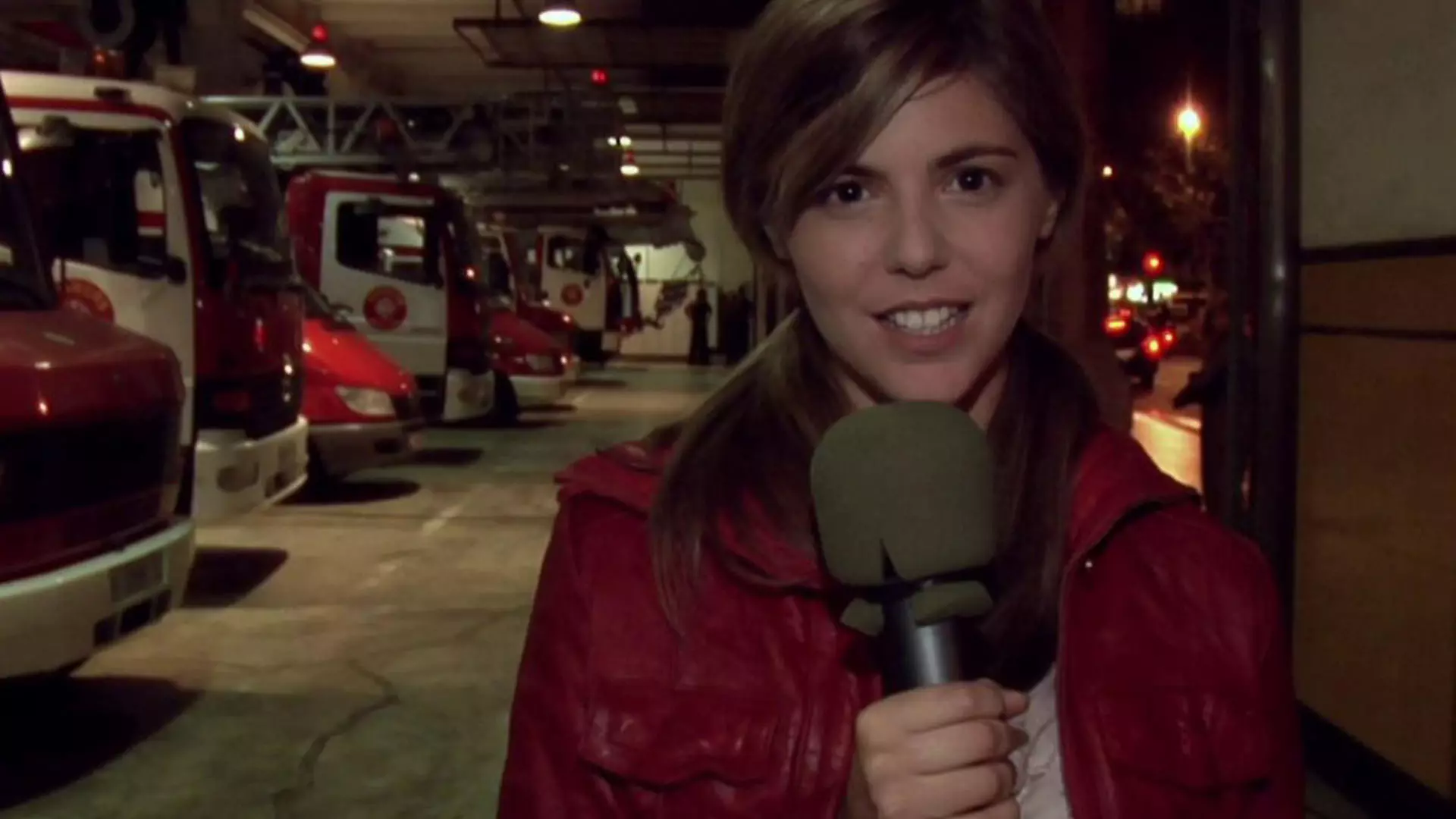 زنی در حال تهیه کردن گزارش در ایستگاه آتش نشانی در فیلم Rec