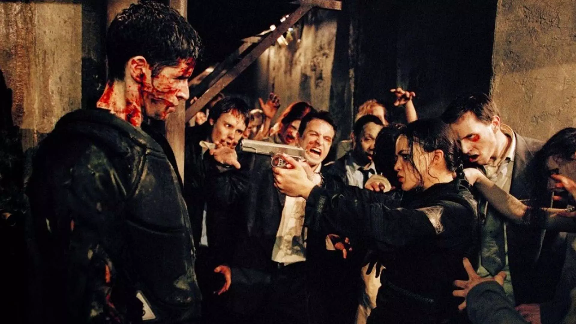 میشل رودریگز در فیلم Resident Evil اسلحه خود را به سمت شخصیت دیگری گرفته است