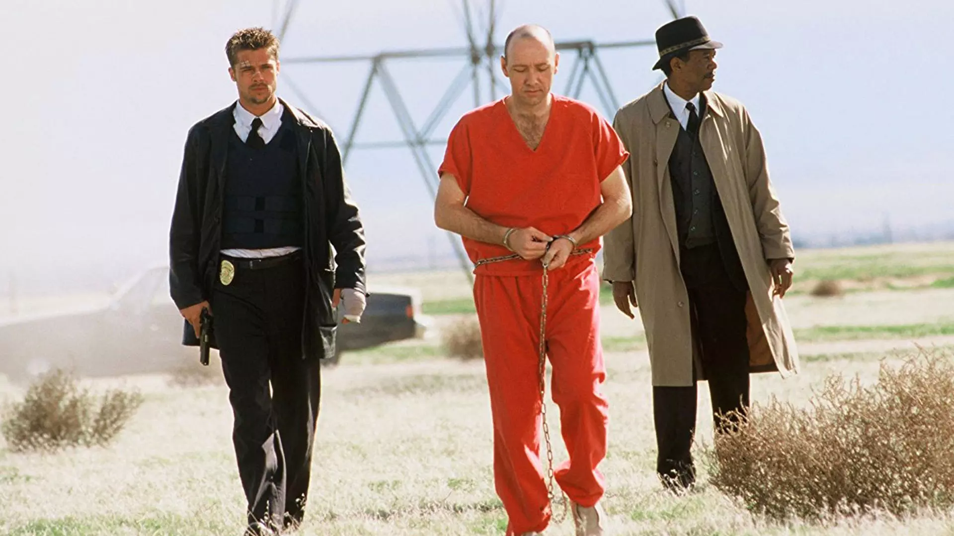 برد پیت و مورگان فریمن در بیابان به همراه یک زندانی در فیلم Se7en