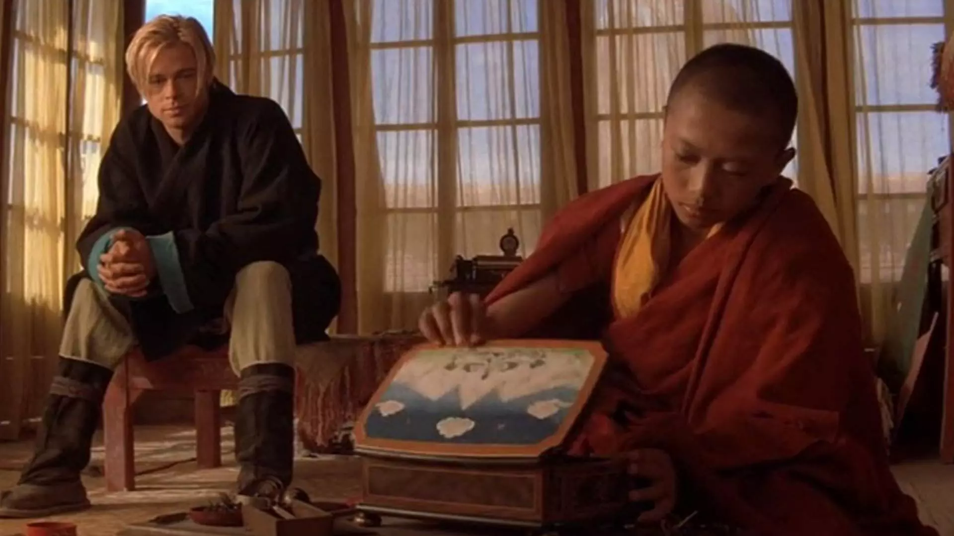 برد پیت در حال صحبت با یک تبتی در فیلم هفت سال در تبت