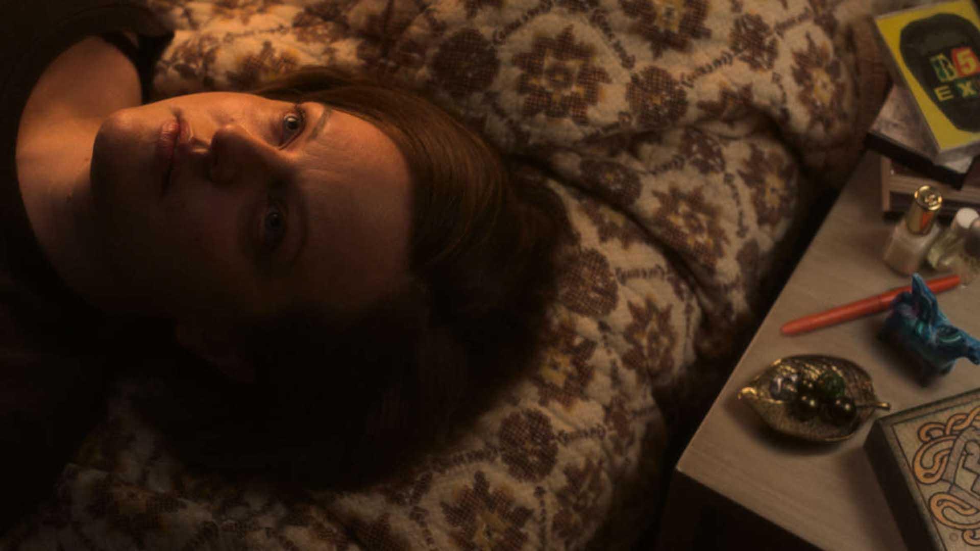الیزابت ماس در سریال shining girls روی تخت دراز کشیده است