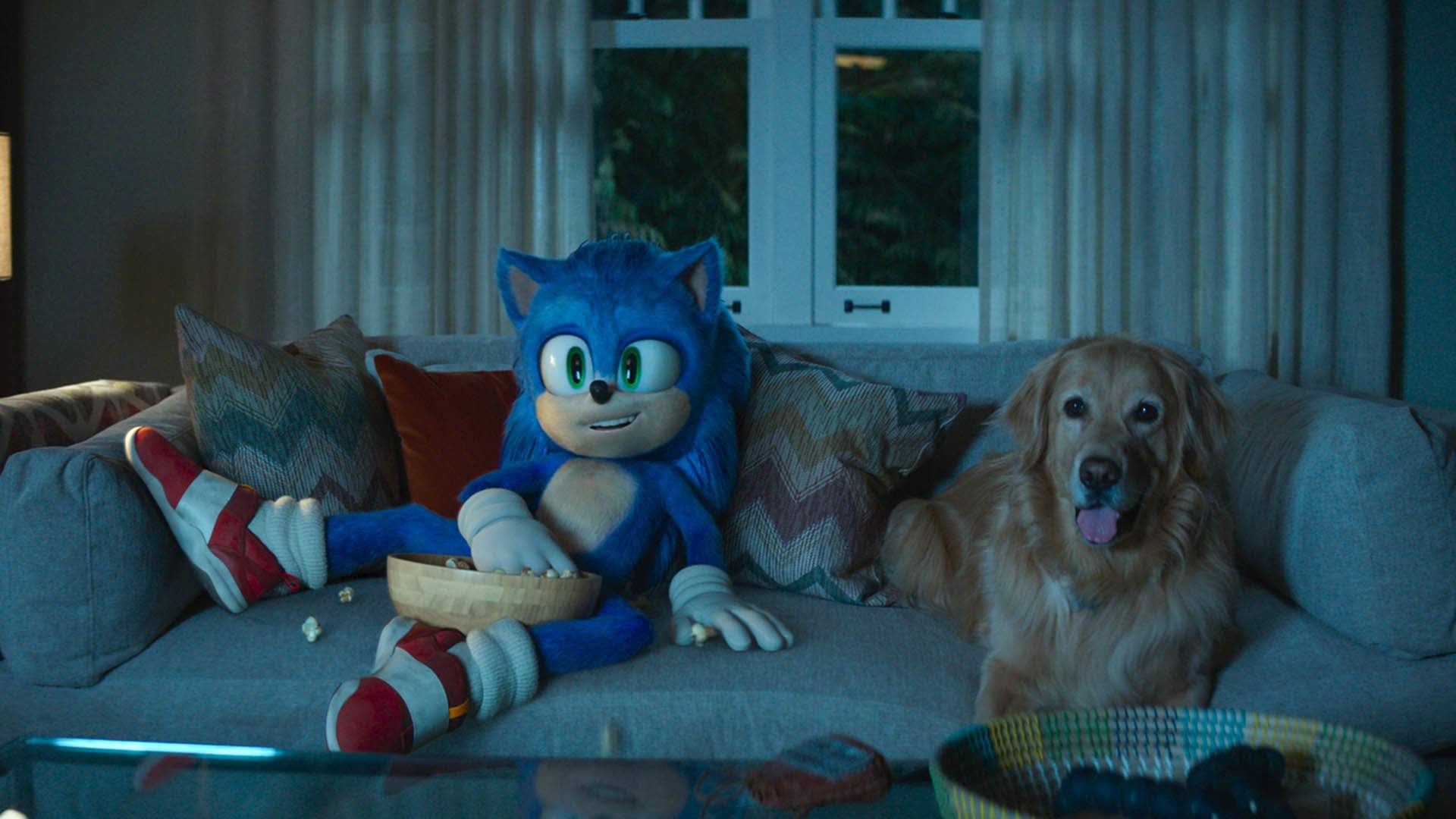 سونیک و سگ در حال تماشا تلویزیون در فیلم Sonic the Hedgehog 2
