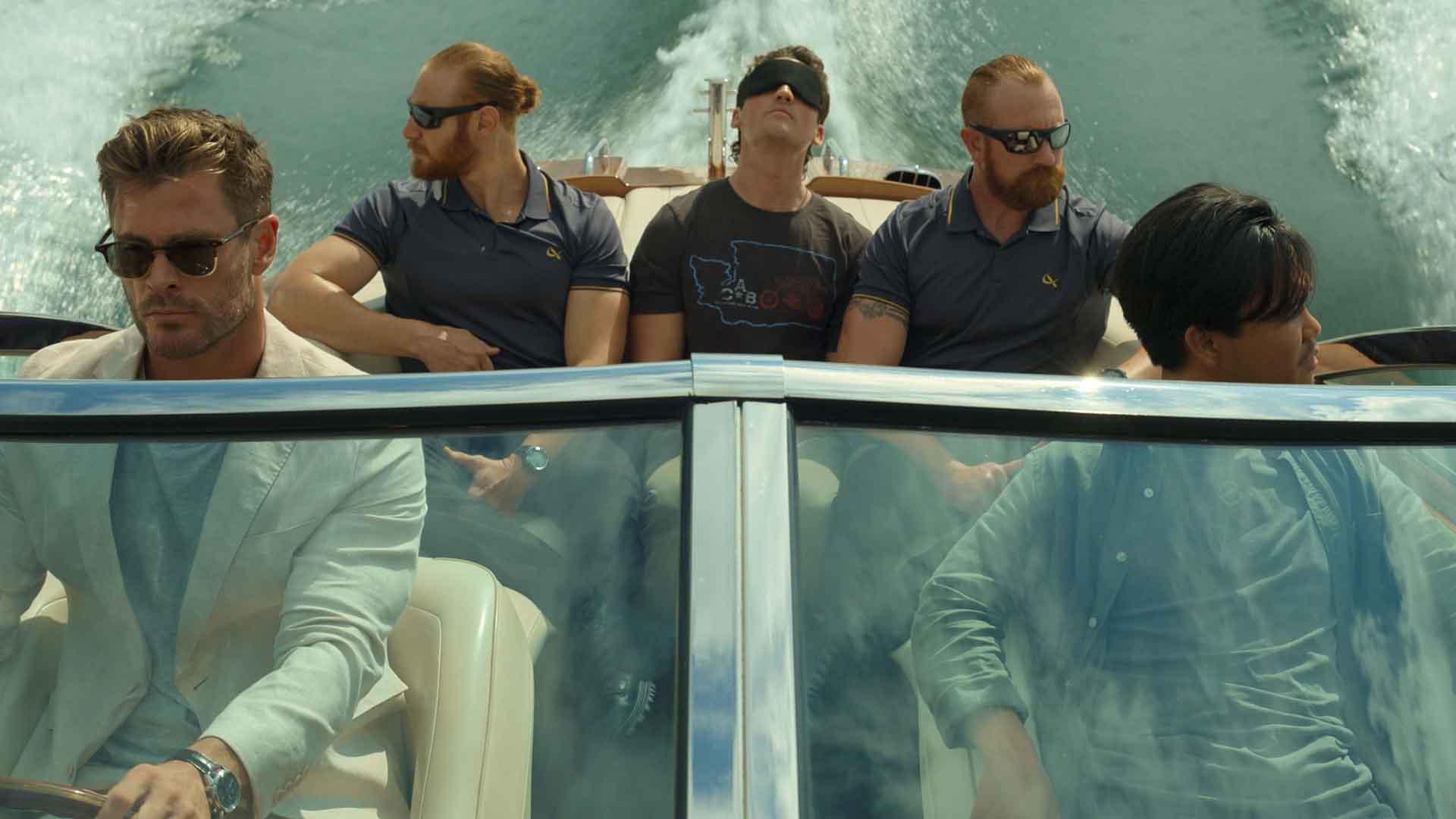 کریس همسورث در حال راندن و هدایت یک قایق در فیلم Spiderhead
