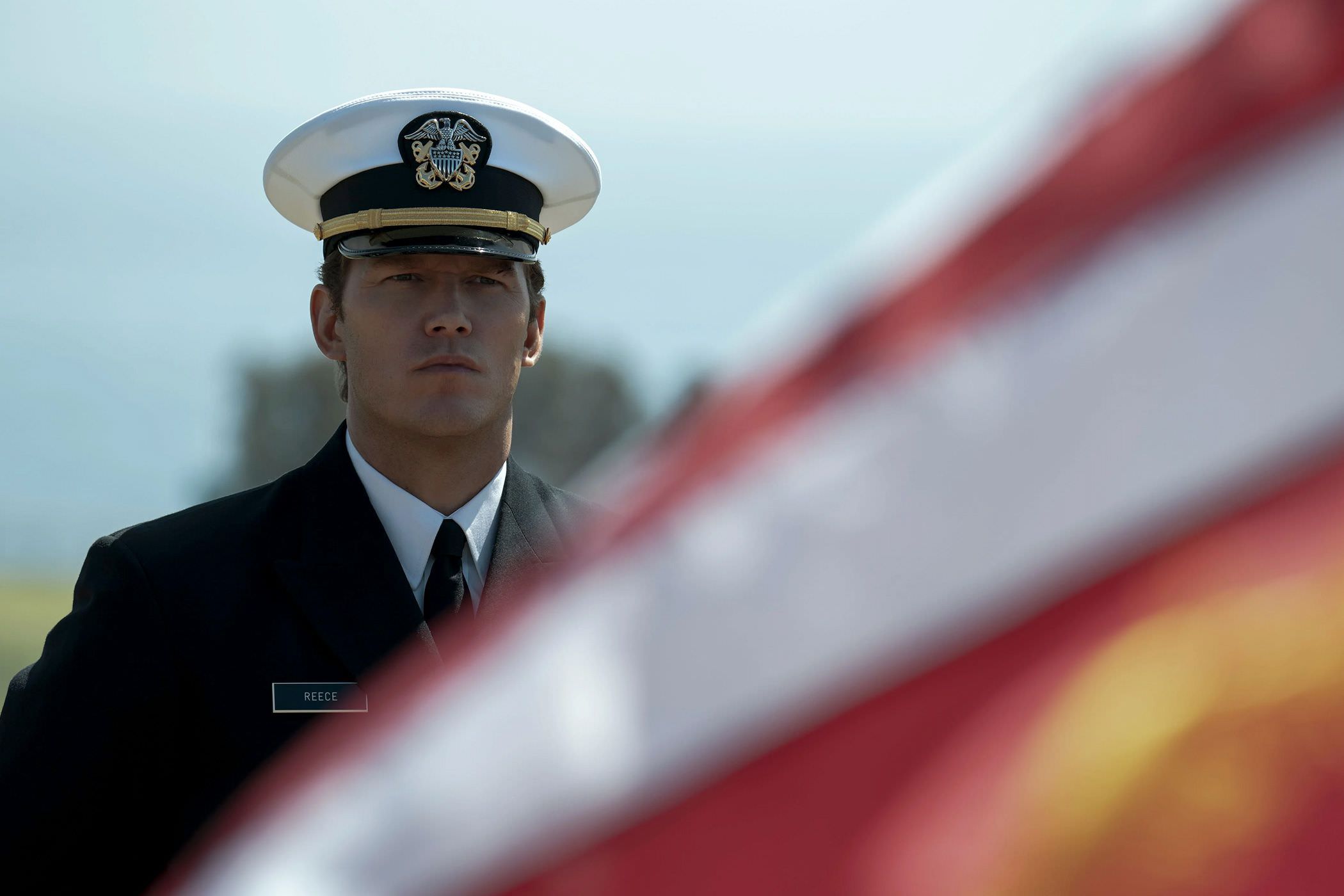 کریس پرت در خاکسپاری یک سرباز ارتش آمریکا در سریال The Terminal List