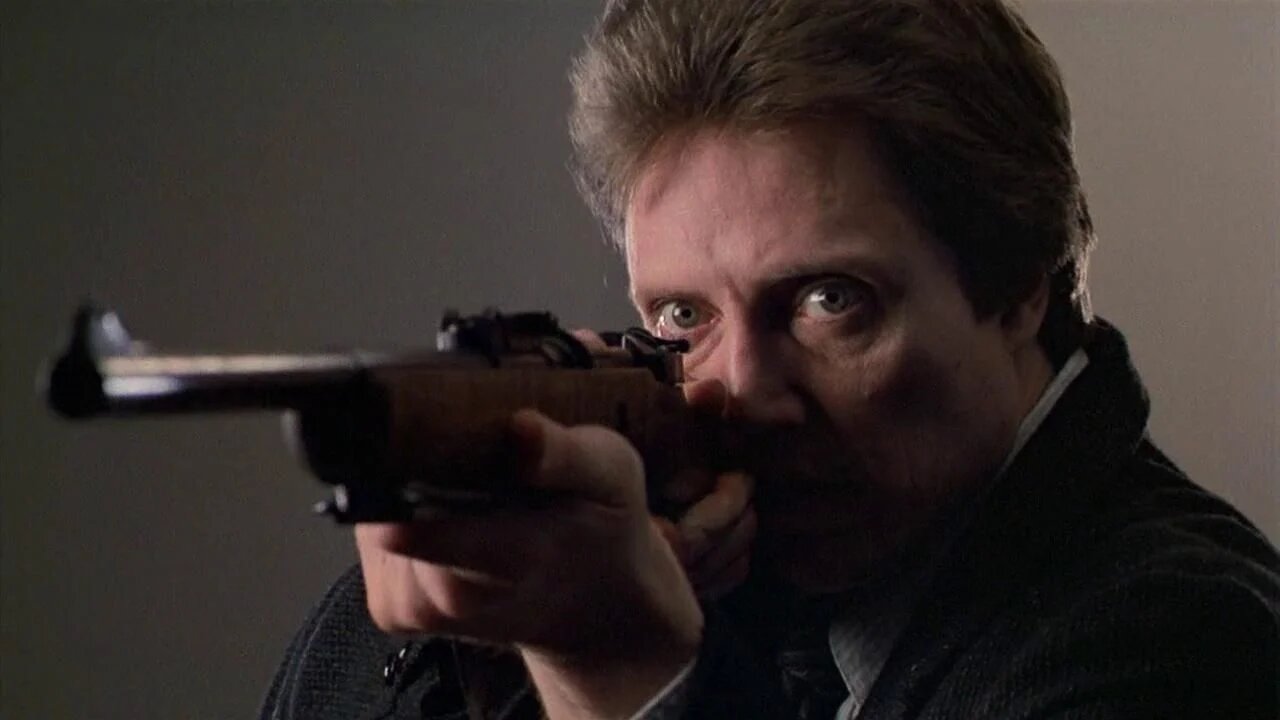 کریستوفر واکن با تفنگ بزرگ در فیلم The Dead Zone دیوید کراننبرگ