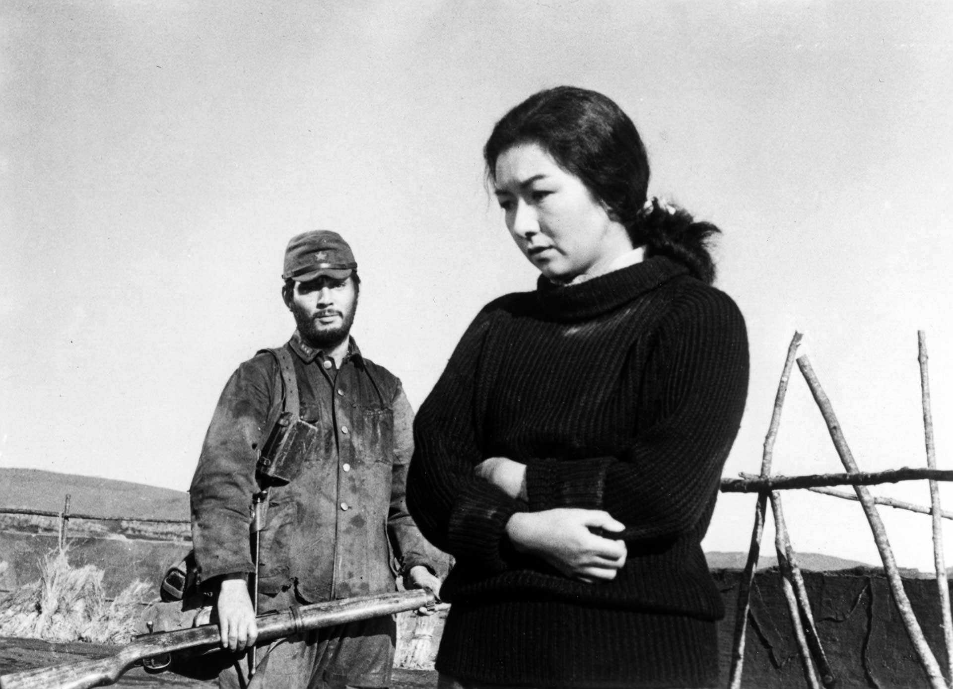 تصویر سیاه و سفید از سومین فیلم سه‌گانه ژاپنی The Human Condition