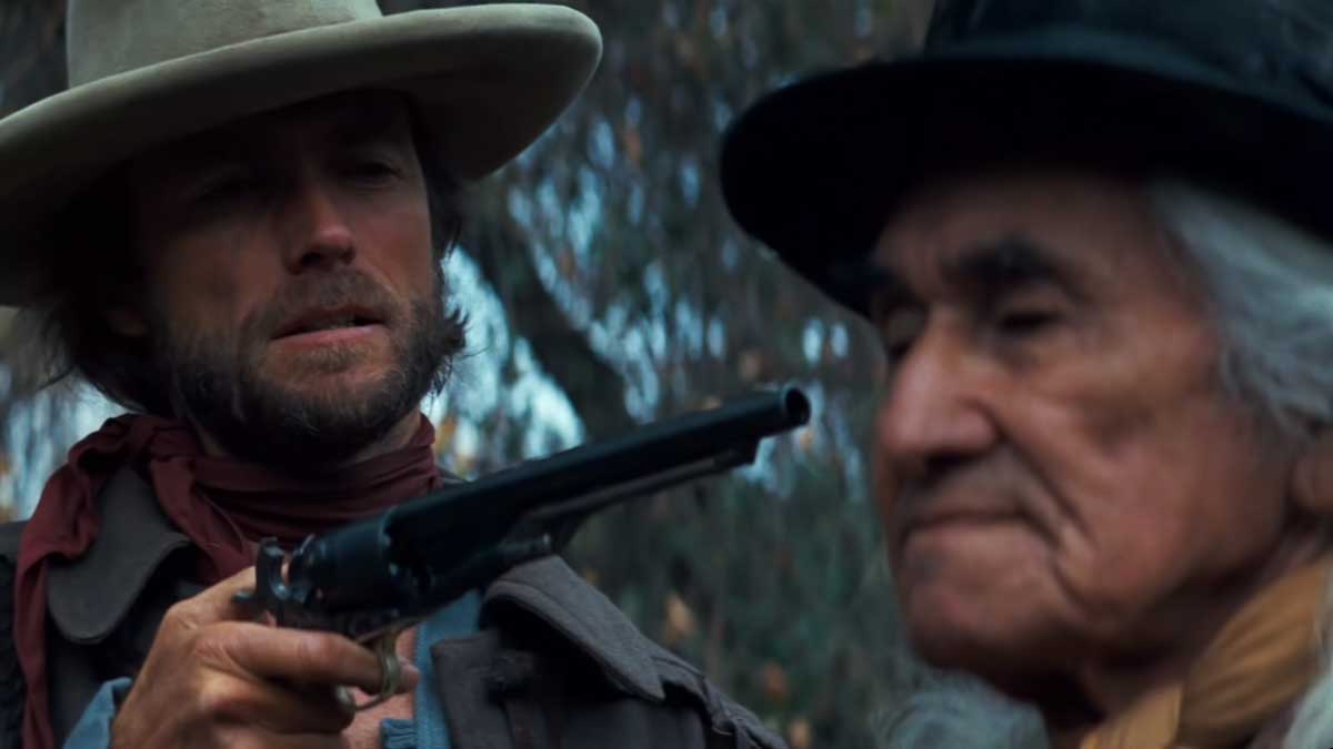 نشانه‌گیری تفنگ به سمت پیرمرد در جنگل فیلم The Outlaw Josey Wales، محصول سال ۱۹۷۶ میلادی