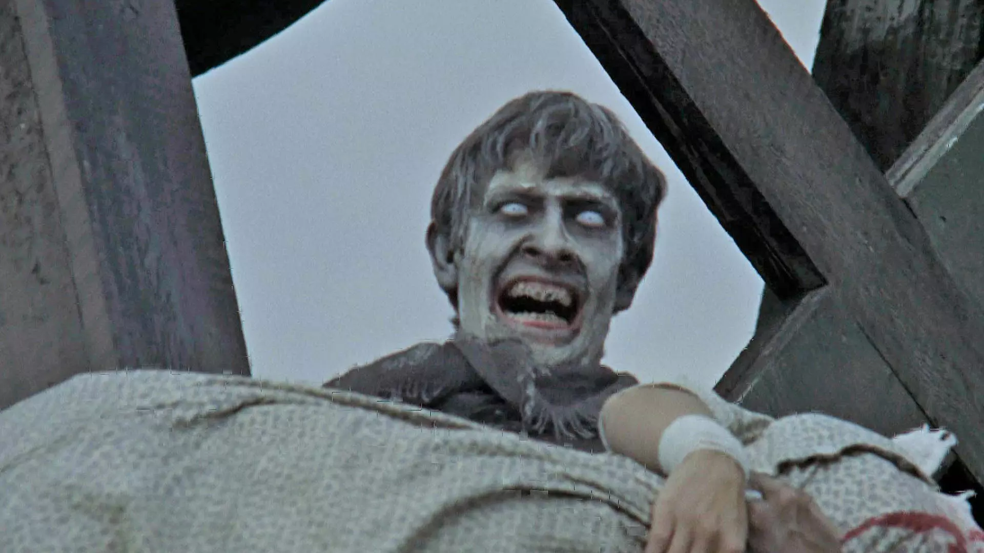 یک زامبی در حال خندیدن در فیلم The Plague of the Zombies