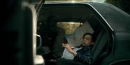 نامبر فایو در ماشین در حال تماشا نقشه در فصل سوم سریال The Umbrella Academy