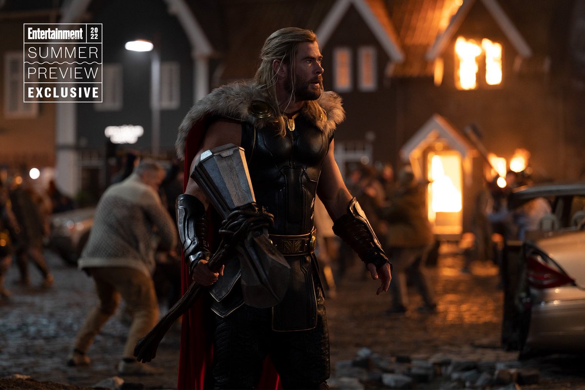 ثور با بازی کریس همسورث با سلاح استورم بریکر در آزگارد جدید در فیلم Thor: Love and Thunder