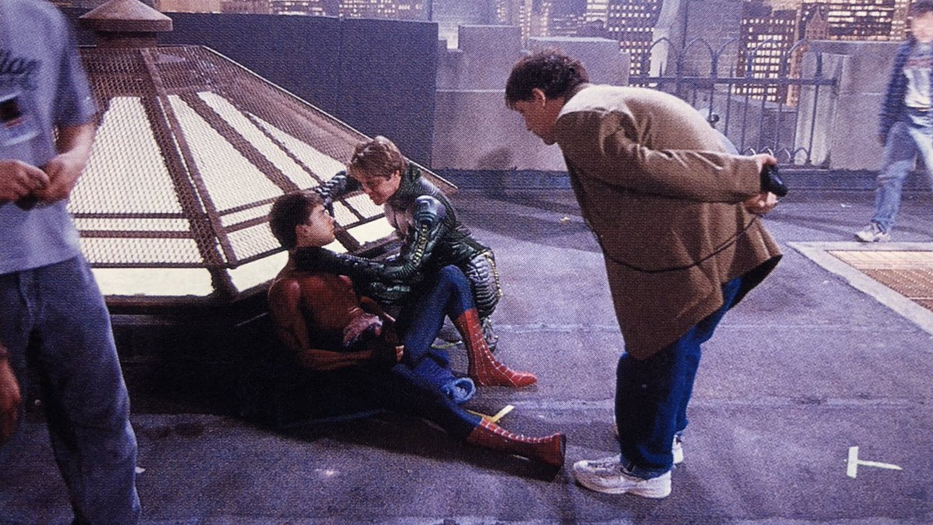 ویلم دفو و توبی مگوایر در پشت صحنه فیلم مرد عنکبوتی