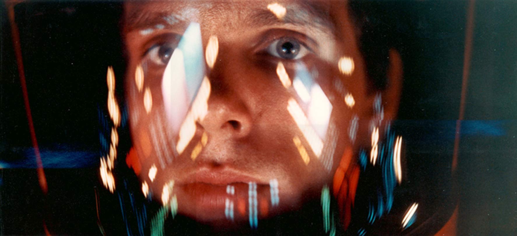 کیر دوله در نقش دیوید بومن در لباس فضانورد در فیلم اودیسه فضایی