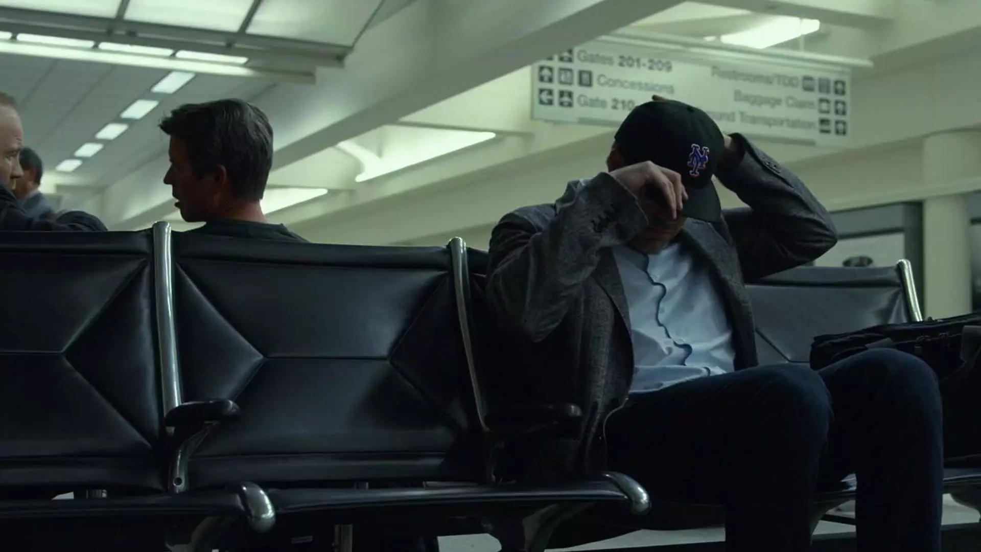 بن افلک در فرودگاه در فیلم Gone Girl