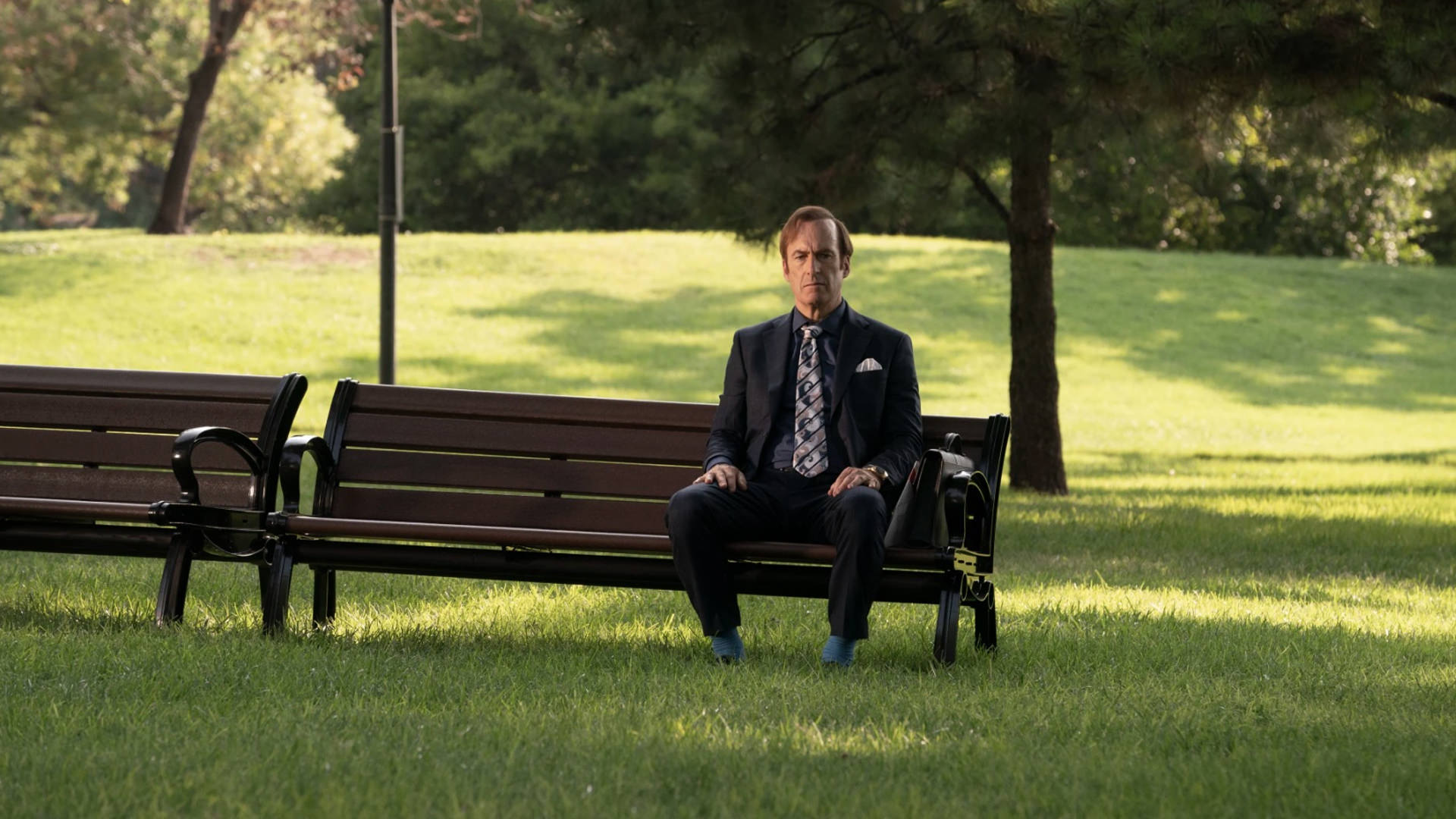 جیمی روی نیمکت پارک نشسته است سریال بتر کال ساول