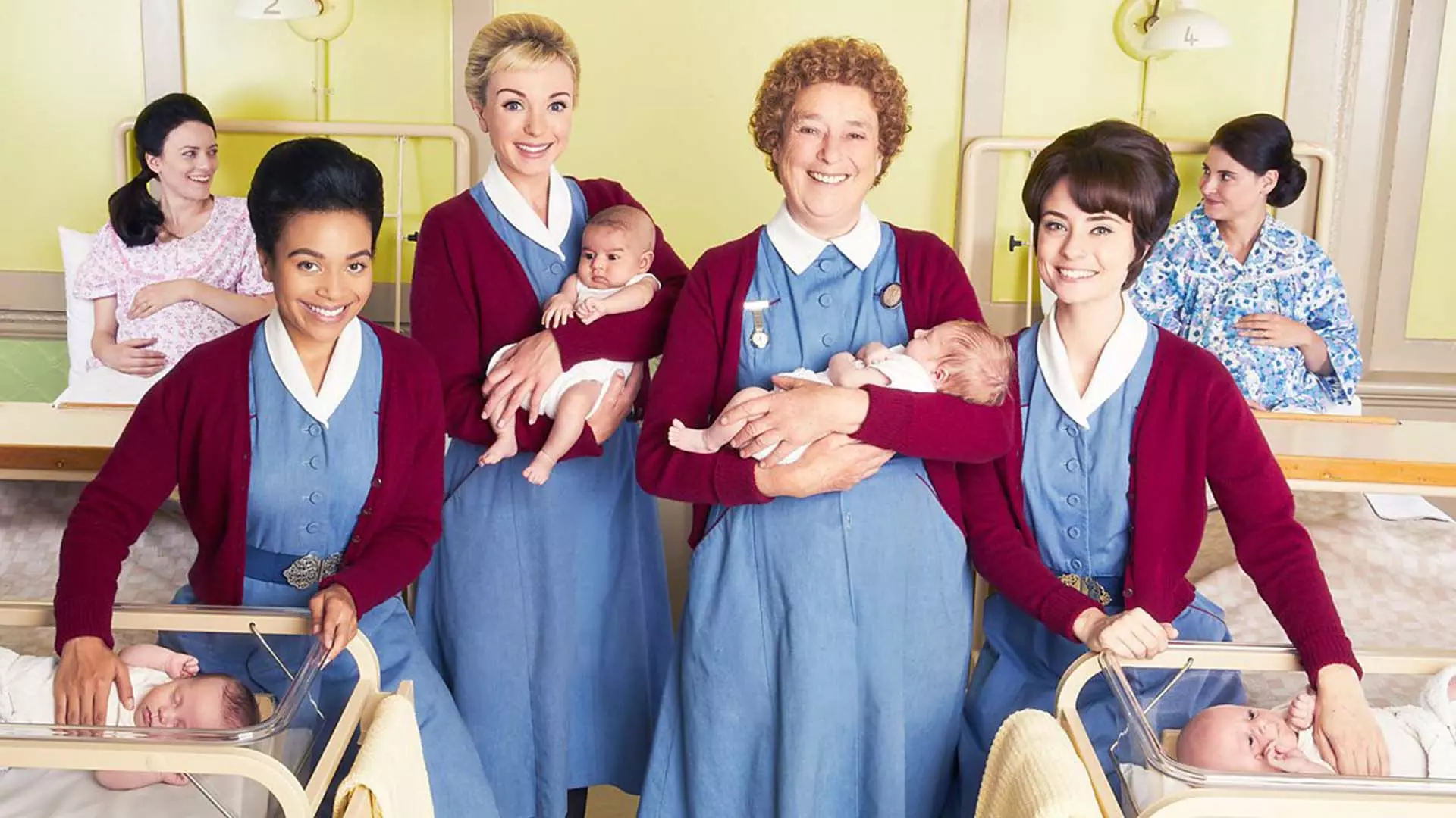 ماماهای سریال Call The Midwife به همراه نوزادهایی در آغوش