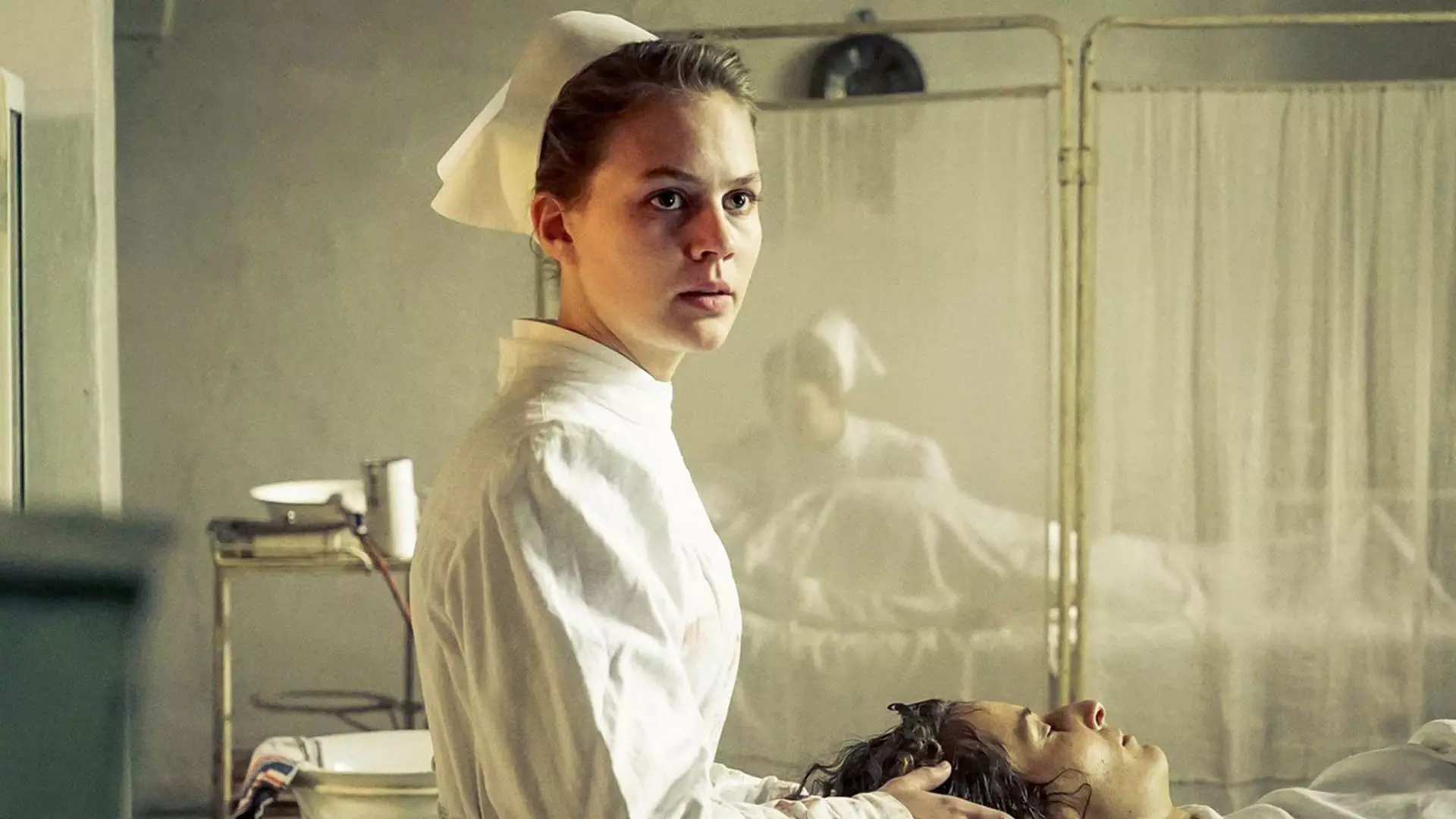 یک پرستار بالای سر بیمار در سریال Charité