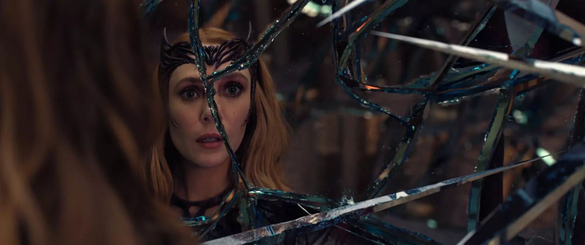 واندا با انعکاس خودش در آینه روبه‌رو می‌شود در فیلم دکتر استرنج ۲