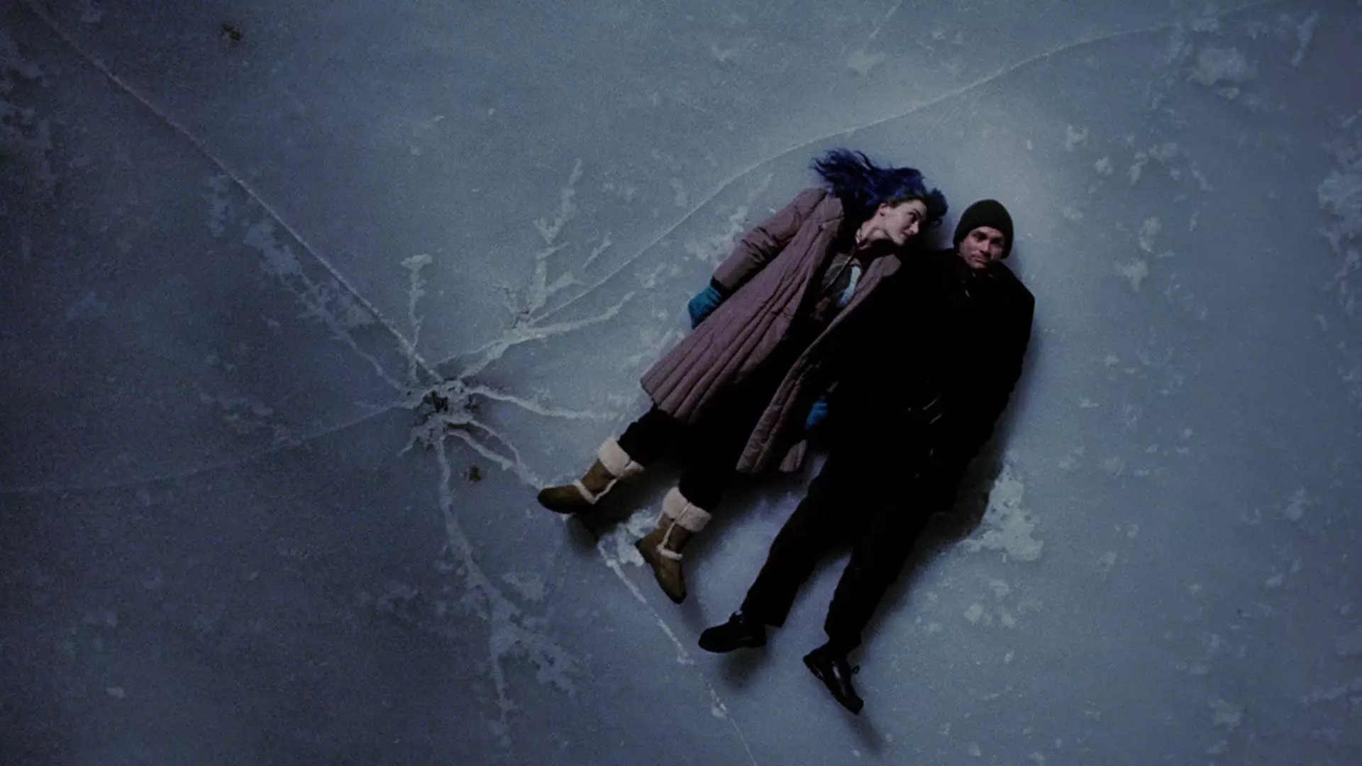 جیم کری و کیت وینسلت خوابیده روی سطح یخ زده در فیلم Eternal Sunshine of the Spotless Mind