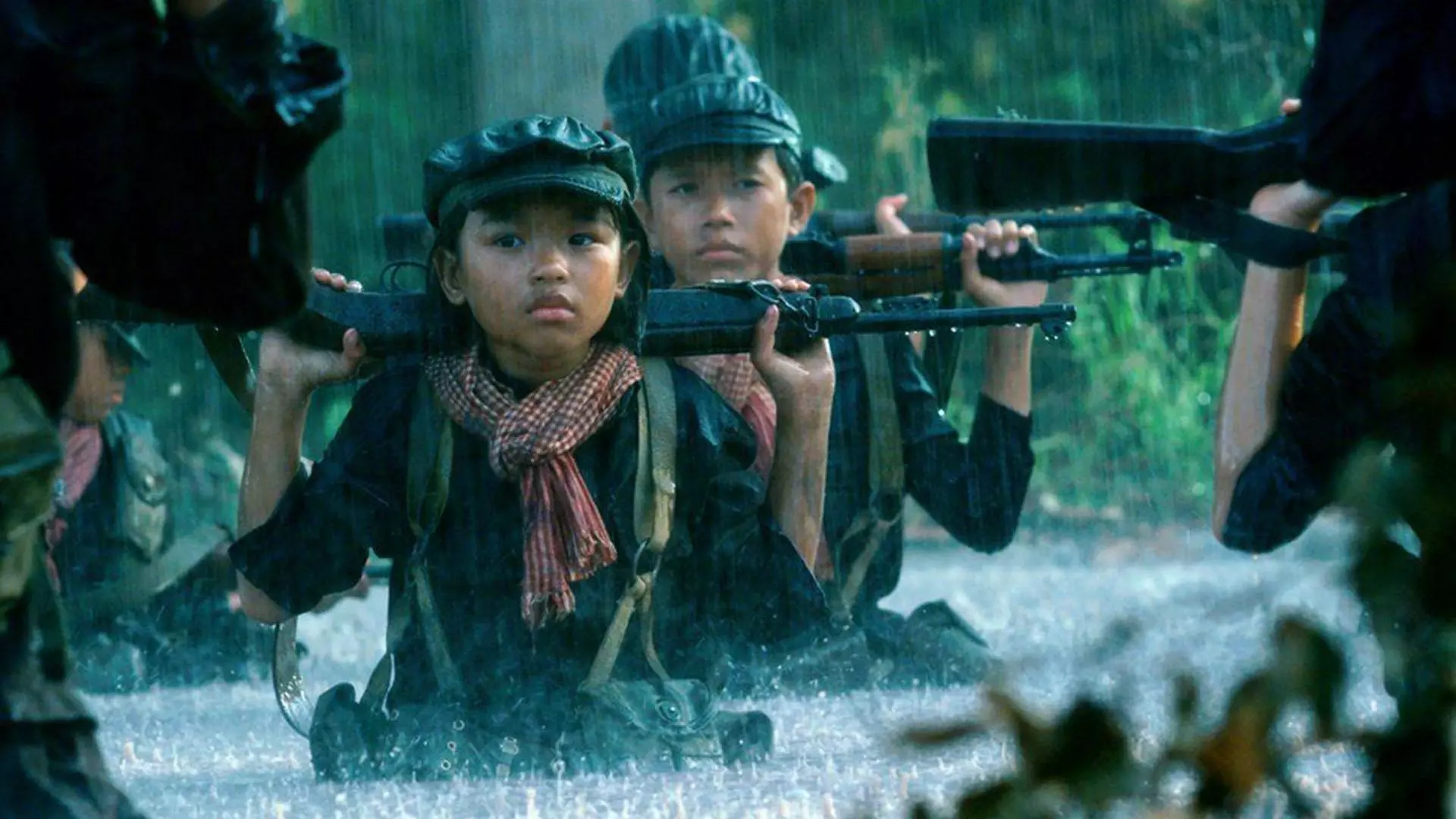 بچه‌های کوچک با لباس نظامی و اسلحه در فیلم First They Killed My Father