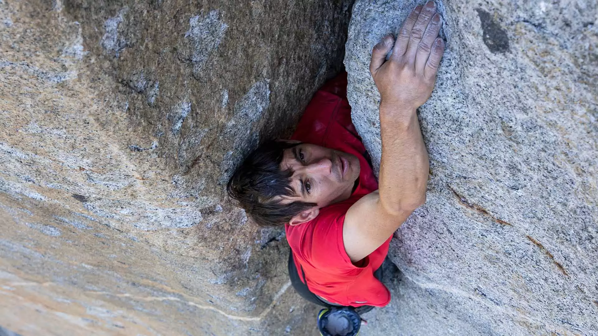 الکس هانولد در حال بالا رفتن از صخره در مستند انفرادی آزاد