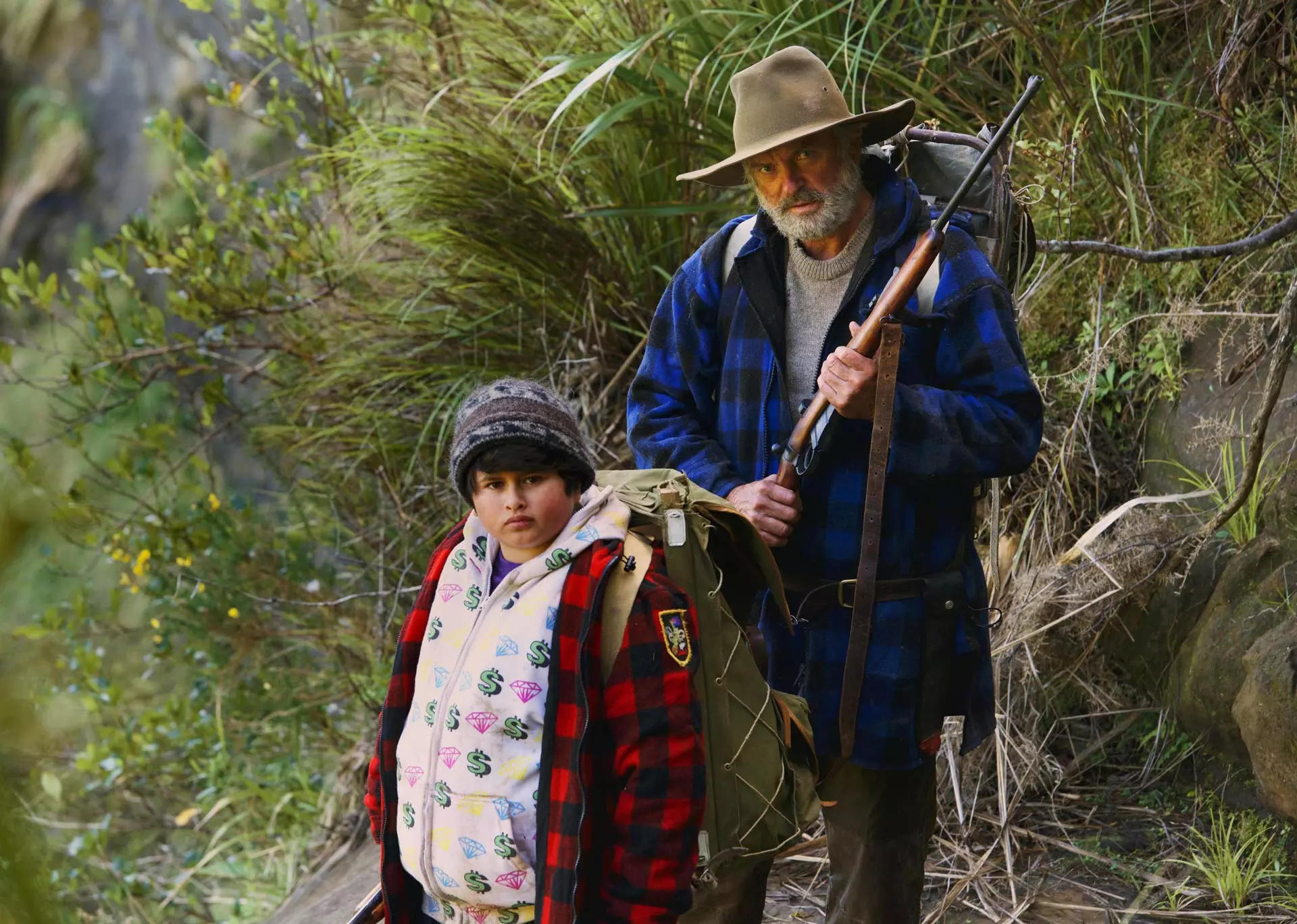 سم نیل و جولین دنیلسون در فیلم شکار انسان های سرگردان-جستجوی مردمان یالدار