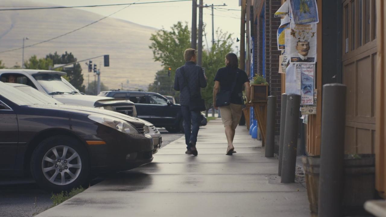مستند Minimalism و قدم زدن دو نفر کنار ماشین ها در خیابان