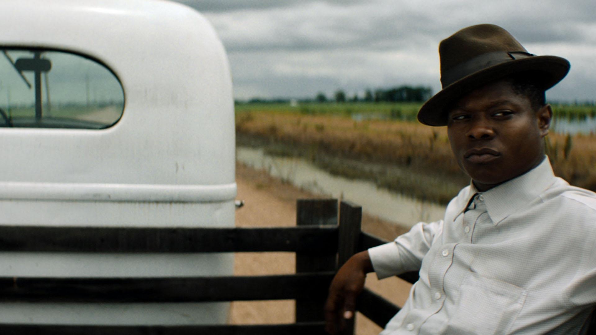 بازیگر نقش اصلی فیلم Mudbound پشت یک ماشین نشسته است