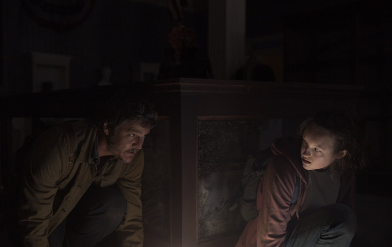 الی و جول مخفی شده از دست یک کلیکر در سریال The Last of Us