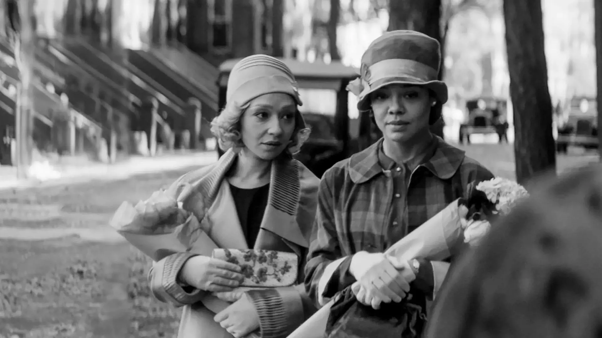 تسا تامپسون و روث نگا در حال راه رفتن در خیابان در فیلم Passing