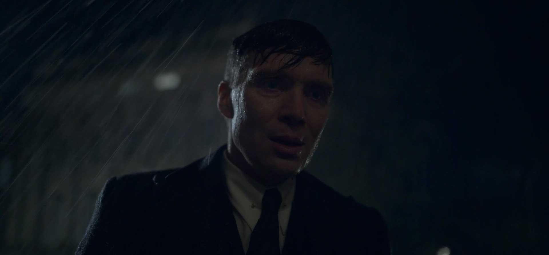 توماس شلبی زیر باران در فصل ۶ سریال Peaky Blinders