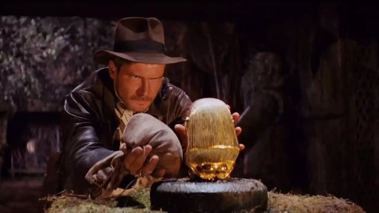 هریسون فورد در نقش ایندیانا جونز در یکی از معروفترین صحنه های فیلم مهاجمان صندوقچه گمشده