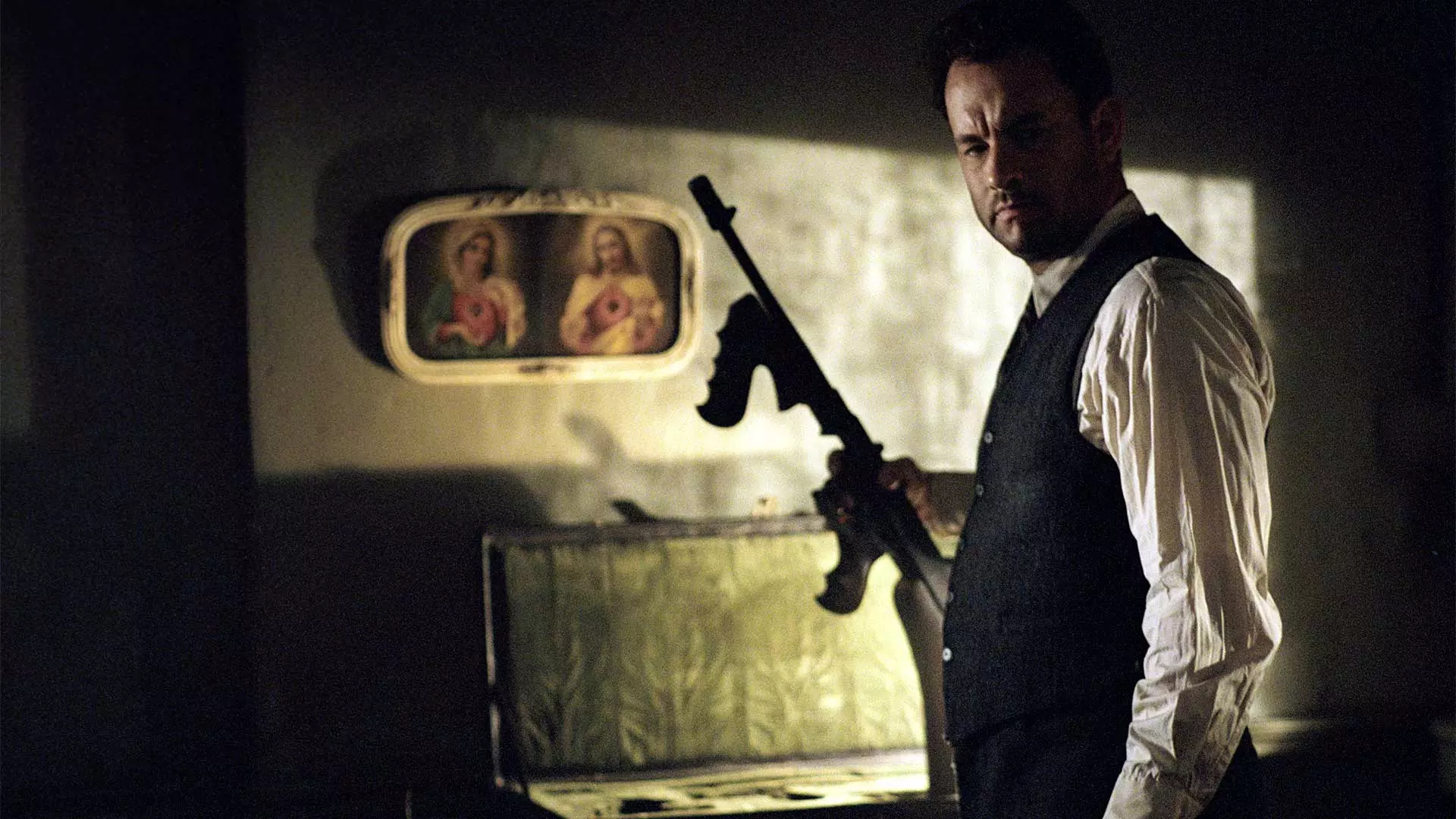 تام هنکس با سلاح گرم بزرگ در فیلم Road To Perdition به کارگردانی سم مندس