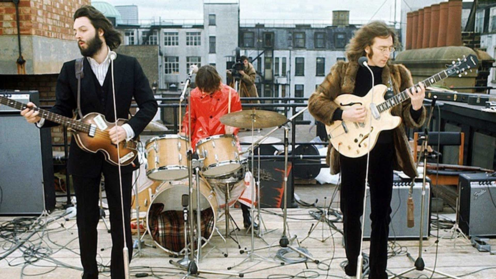 گروه بیتلز در حال اجرا روی پشت بام در مستند بیتلز برگرد