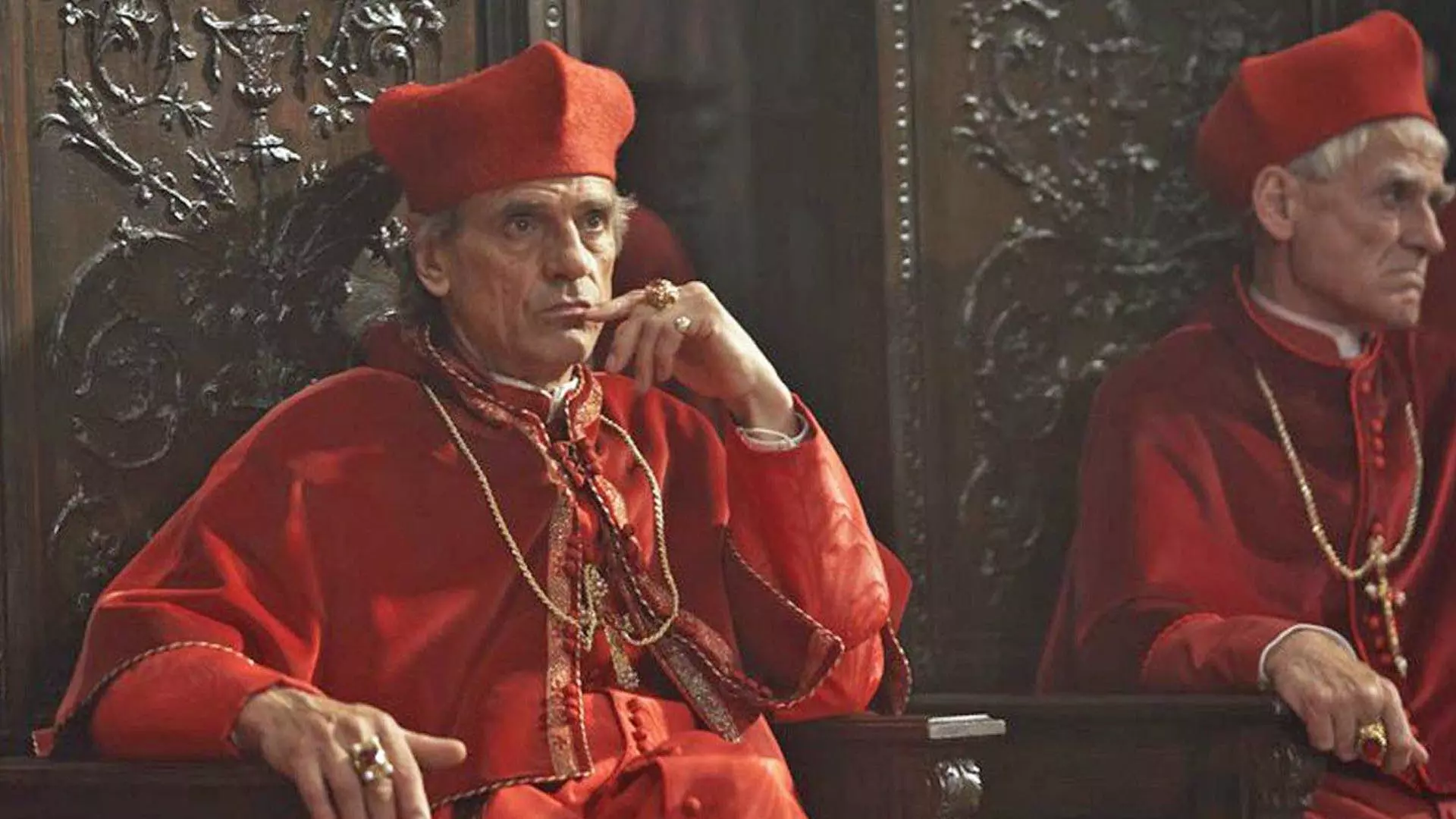 جرمی آیرونز با لباسی قرمز مخصوص سیاستمداران در سریال The Borgias
