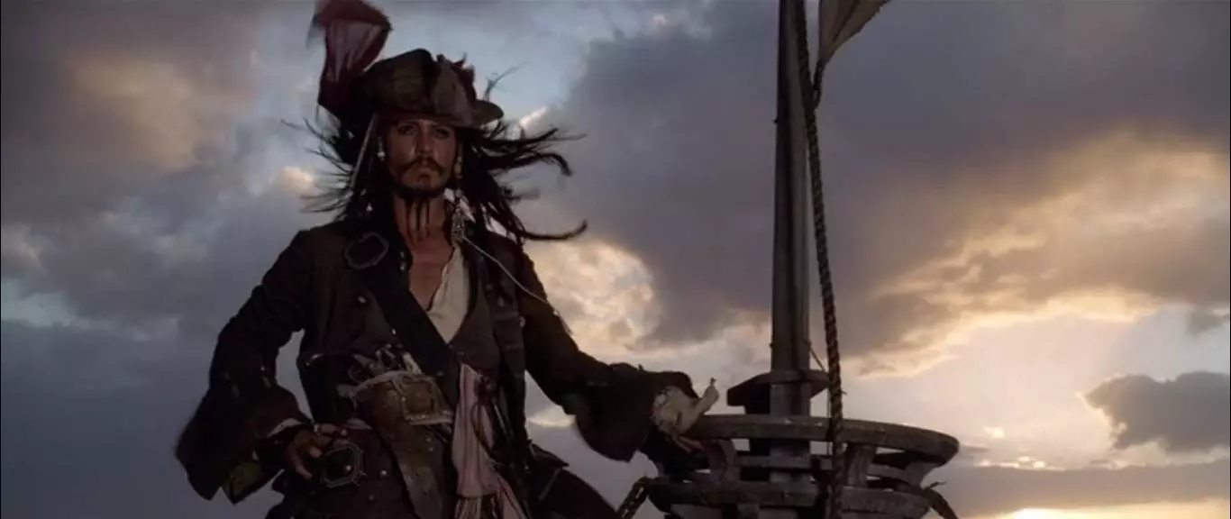 جانی دپ در نقش کاپیتان جک اسپارو در لباس دزدان دریایی درحال هدایت کشتی