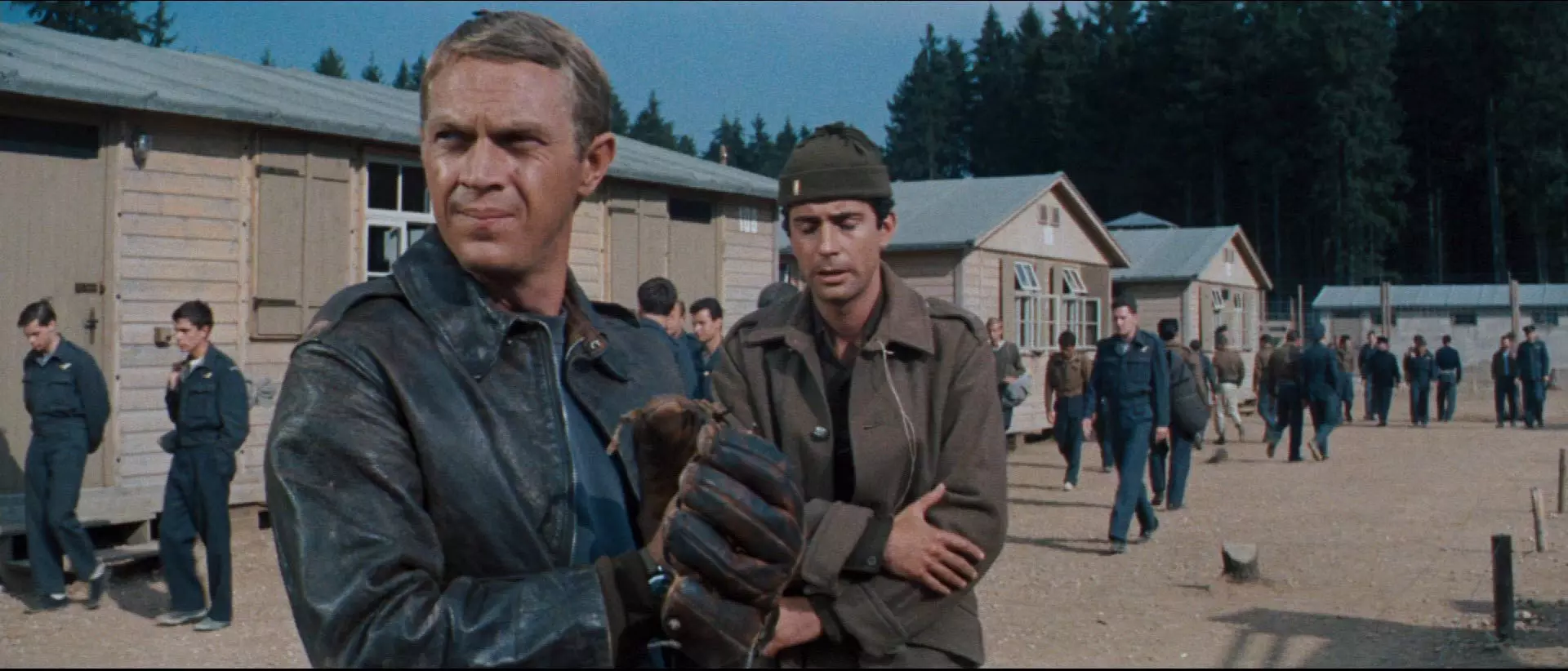 استیو مک کوئین در اردوگاه در فیلم فرار بزرگ