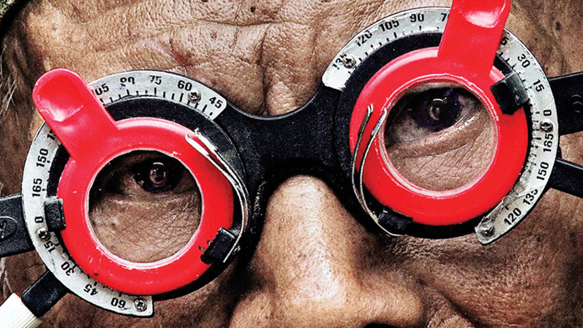 مرد اندونزیایی با عینک پزشکی در مستند چهره سکوت