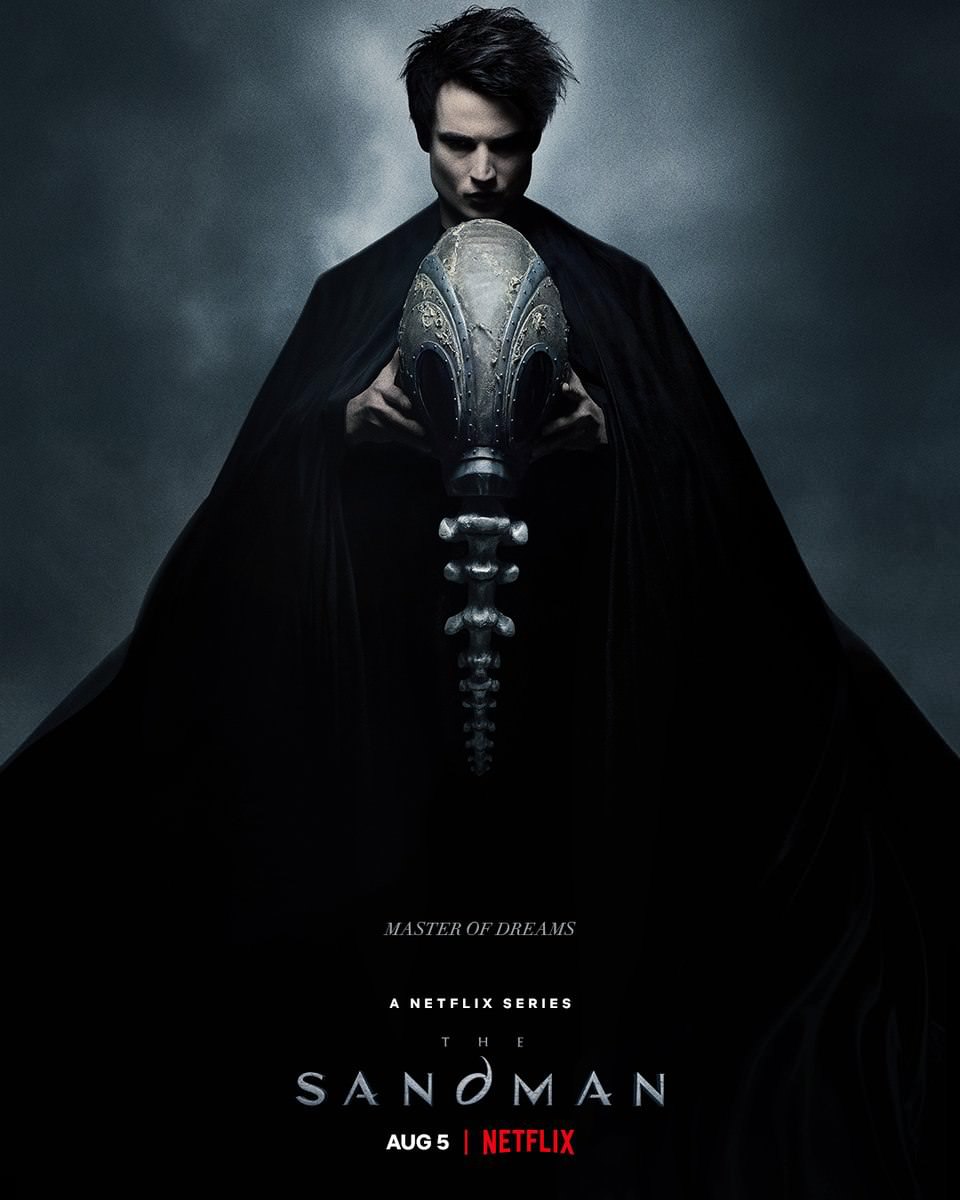 تام استاریج در نقش مورفیوس به‌همراه ماسکش در پوستر جدید سریال The Sandman