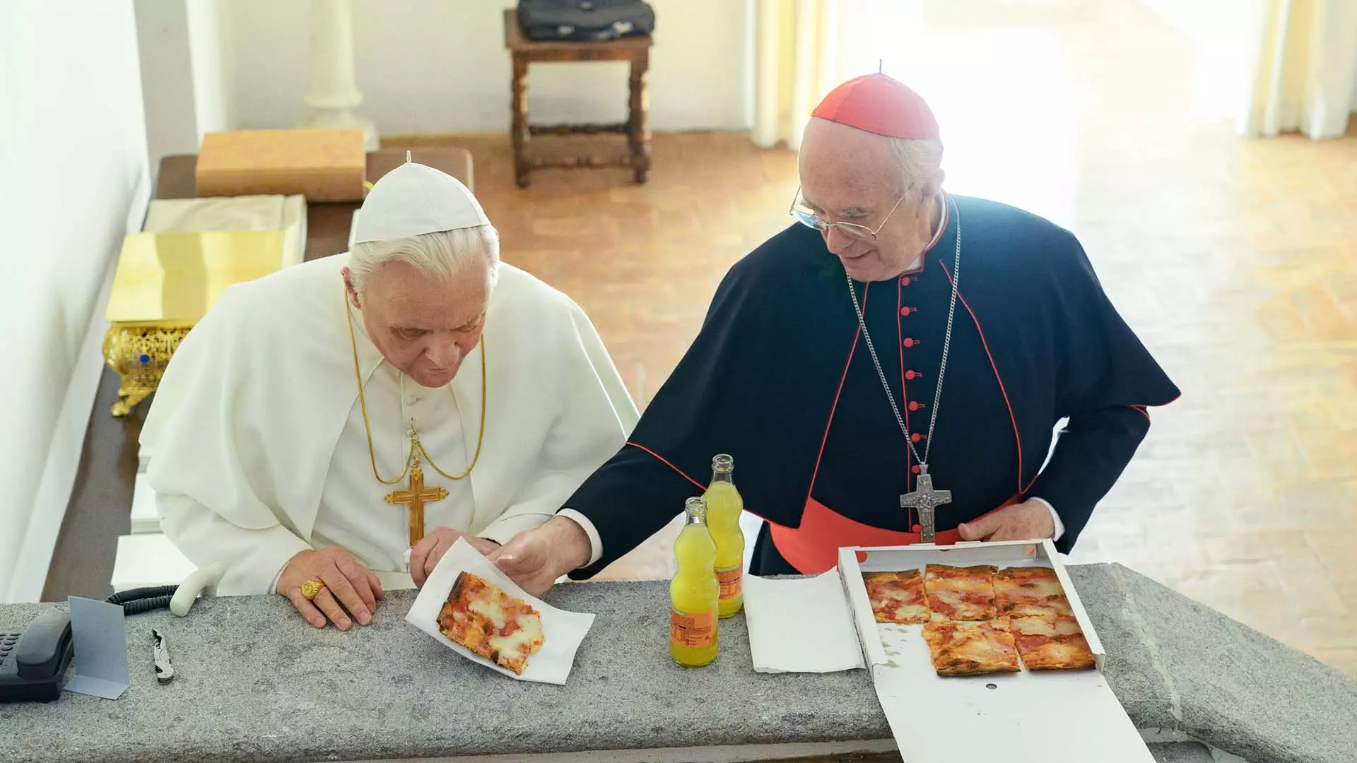 آنتونی هاپکینز و جاناتان پرایس در حال خوردن پیتزا در فیلم The Two Popes