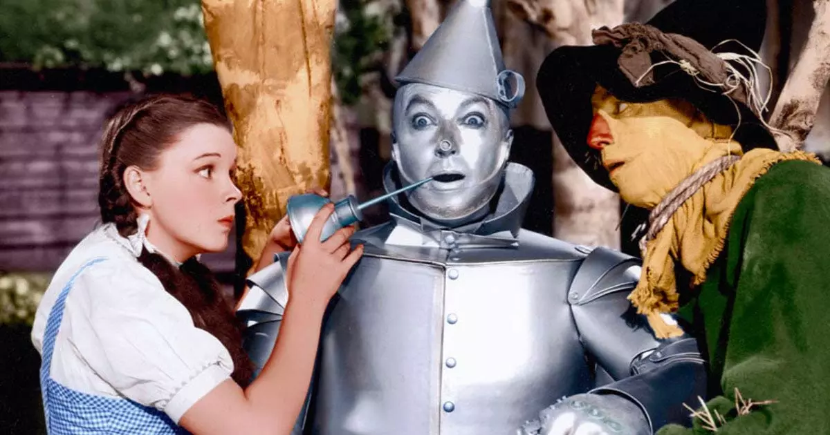 جودی گارلند در نقش دوروتی در کنار مترسک و آدم آهنی در فیلم جادوگر شهر از