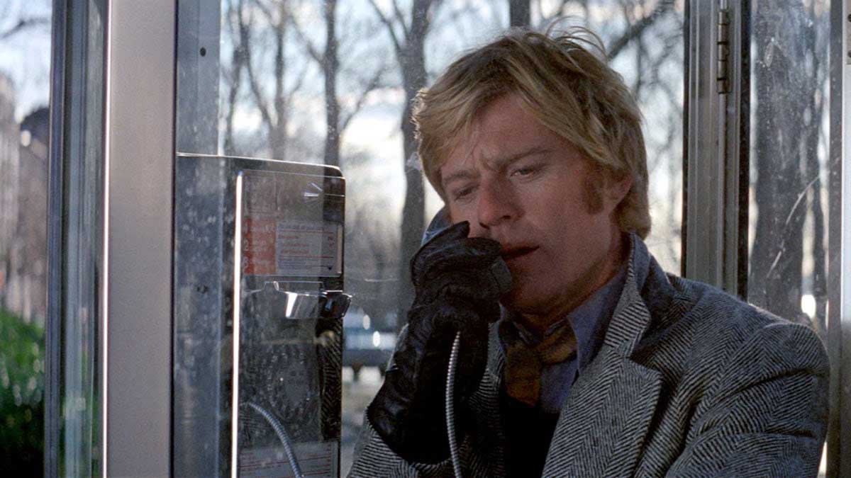 مرد در باجه تلفن عمومی در فیلم Three Days of the Condor با نقش‌آفرینی رابرت ردفورد