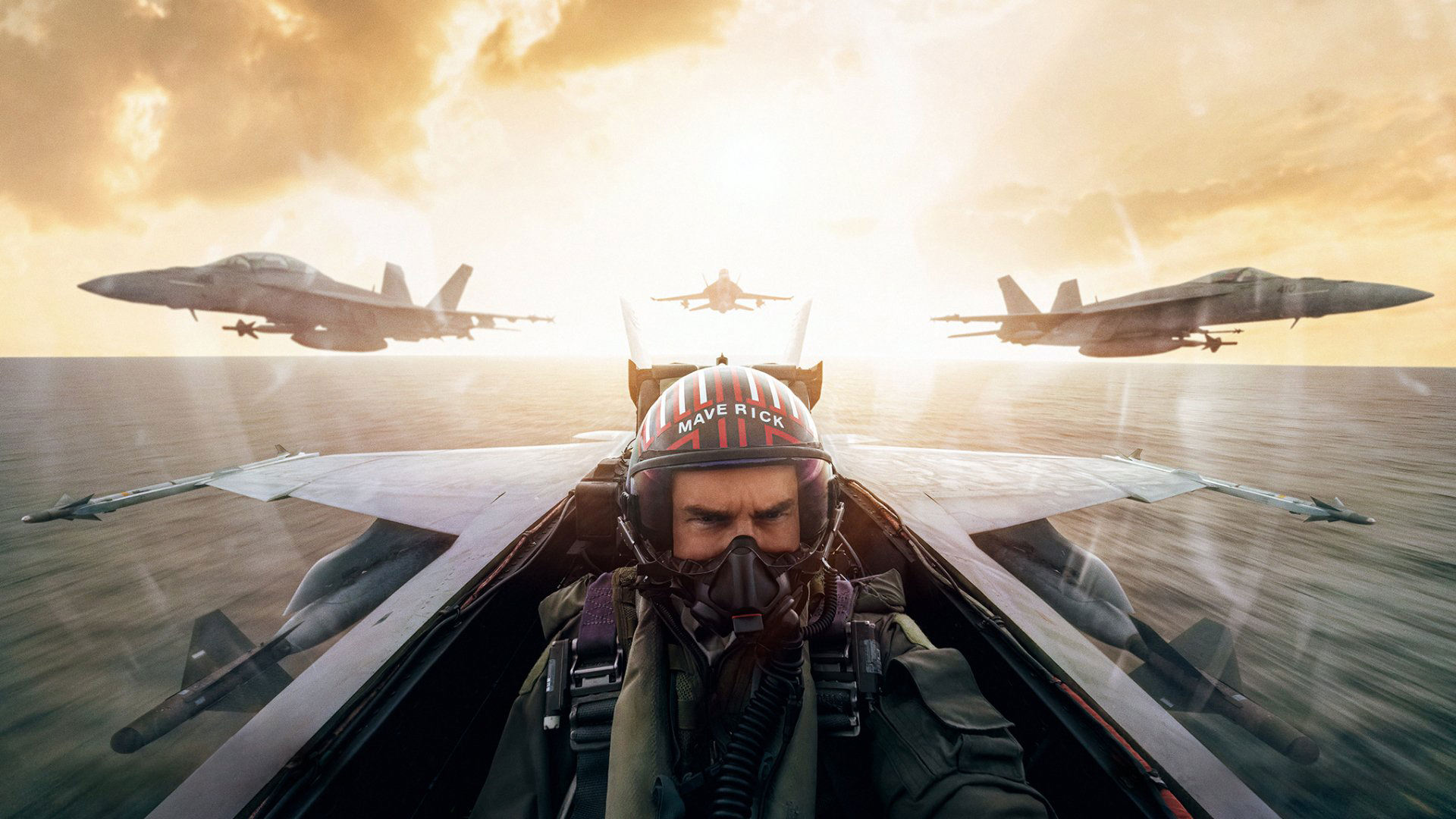 تام کروز در کابین خلبانی یک جت جنگنده فیلم تاپ گان ماوریک