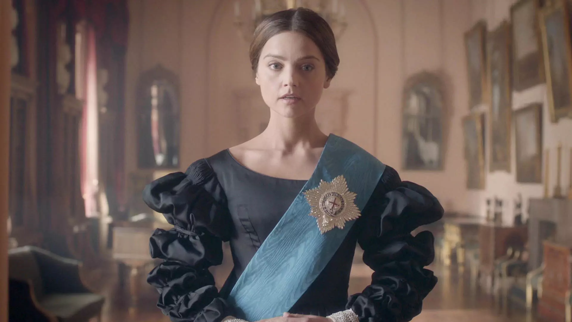 جنا کولمن در نقش ملکه ویکتوریا در سریال Victoria