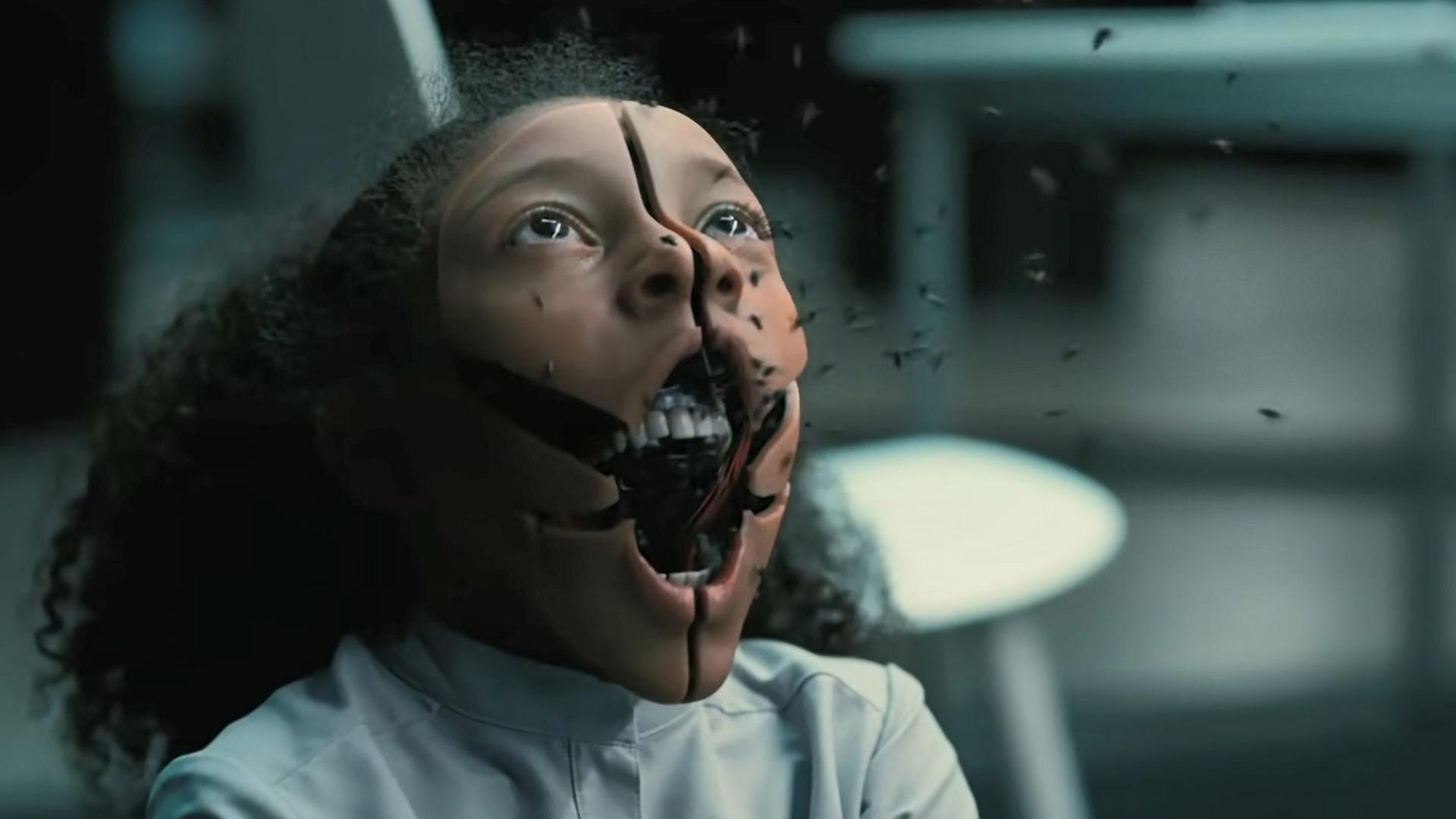 خارج شدن مگس از دهان یک ربات در فصل چهارم سریال Westworld