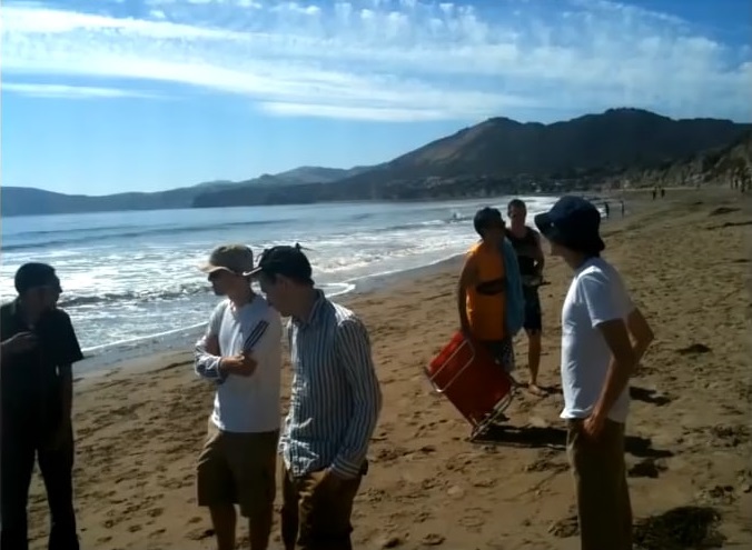 اعضای تیم بازی jounrey در ساحل کالیفرنیا