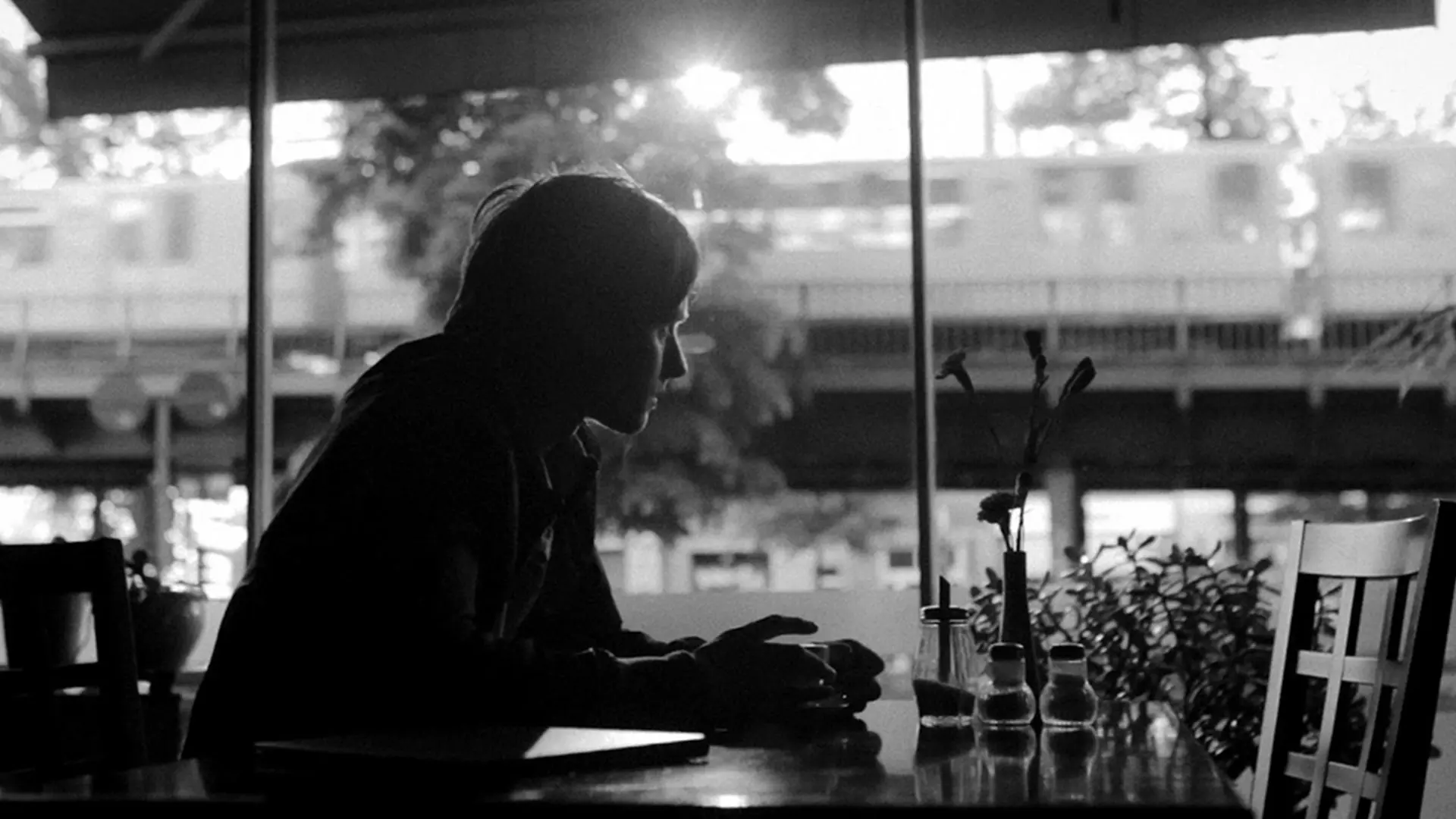 نیکو در حال خوردن قهوه در فیلم یک قهوه در برلین