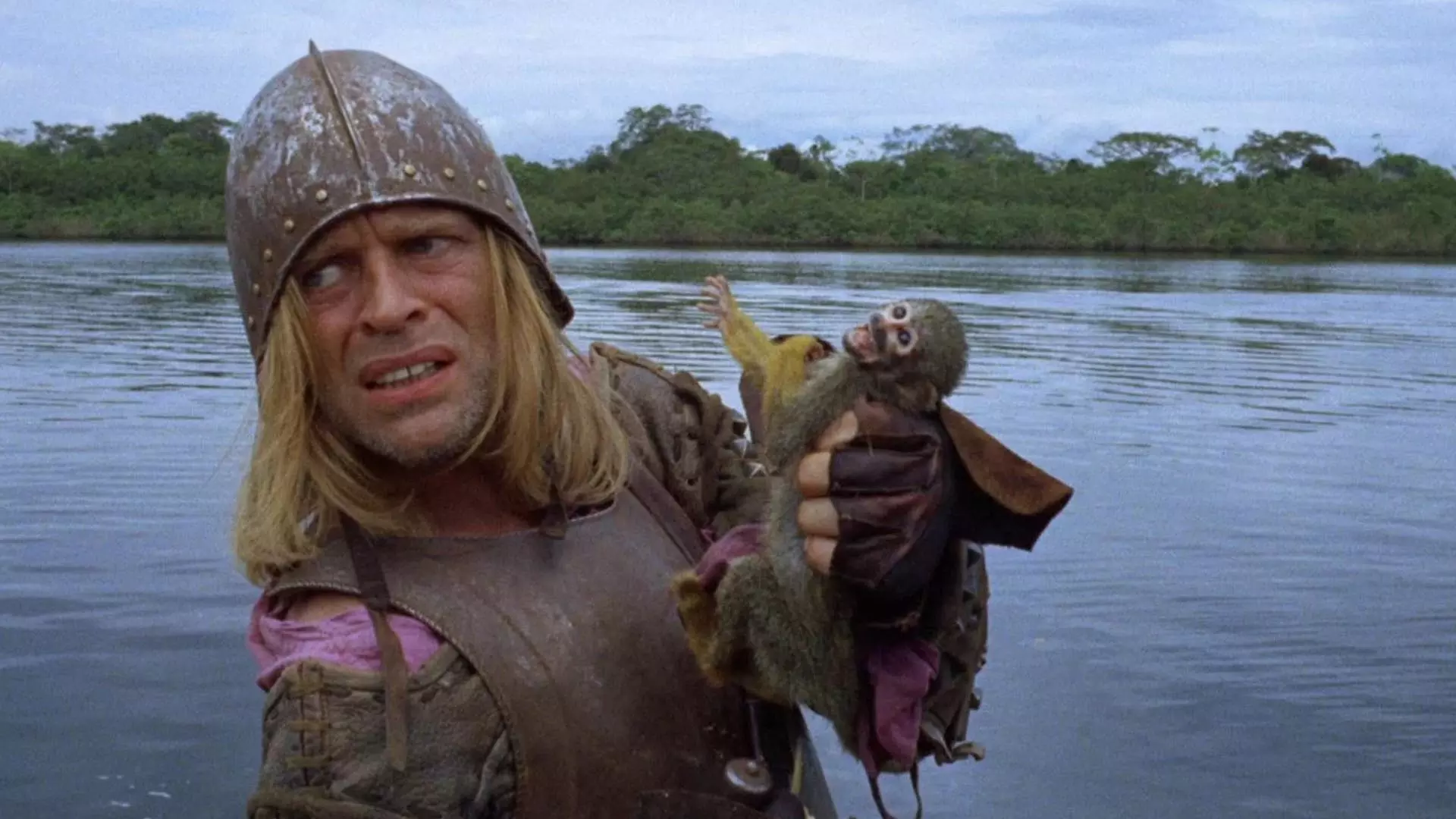 کلاوس کینسکی به همراه یک میمون کوچک در فیلم Aguirre, The Wrath of God